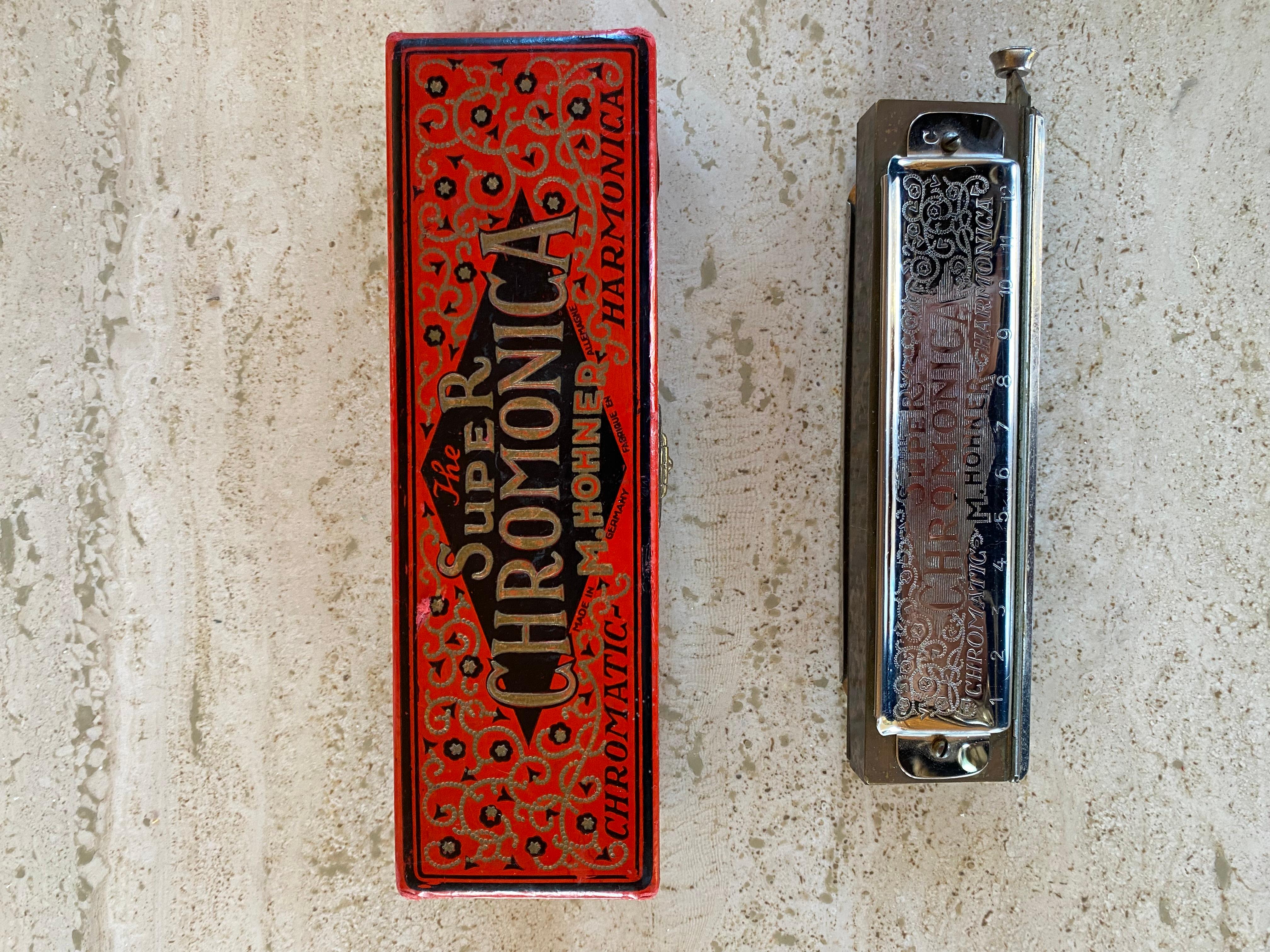 Armónica M.Hohner
Modelo supercromonica 
Armónica cromática 
armónica de pistón 
Estado casi perfecto
 L 15,5 x P 3,5 x h 2,5 cm  
1943
Con caja original en perfecto estado 
Cromo perfecto 
320 euros 