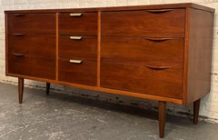 Harmony House Commode basse du milieu du siècle en noyer avec nouvelles poignées