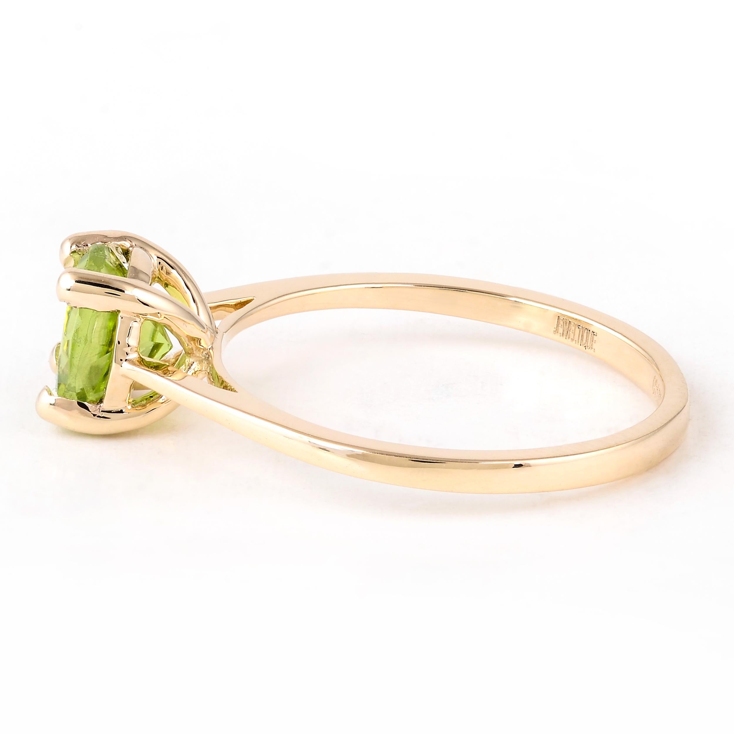 Erhöhen Sie Ihren Stil mit der heiteren Eleganz unseres Rings Harmony in Green Peridot. Dieser exquisite Ring, ein Meisterwerk der Marke, fängt die Schönheit der Natur und die Ruhe, die sie bringt, ein. Dieser mit viel Liebe zum Detail gefertigte