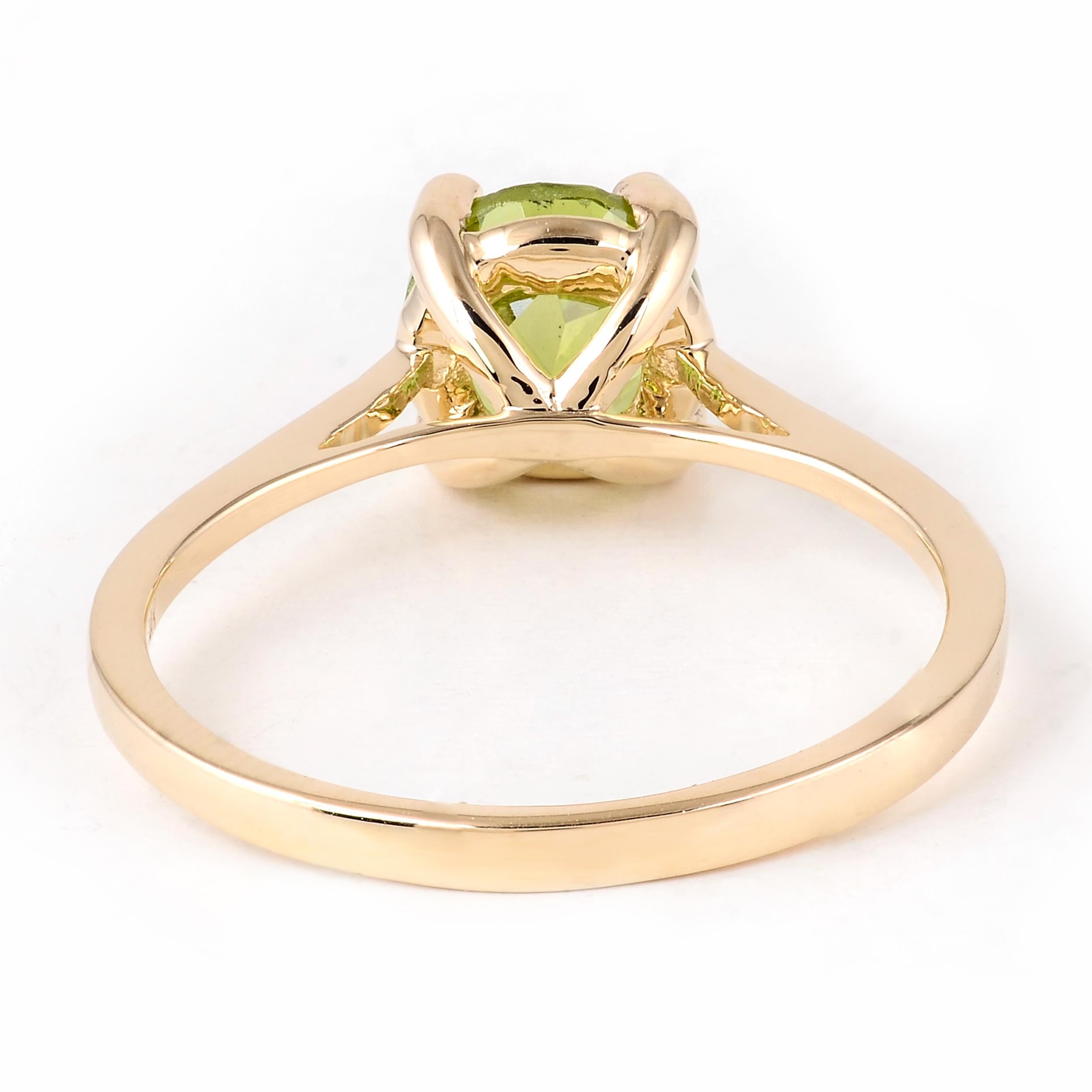 Chic 14K 1.09ct Peridot Solitaire Cocktail Ring, Size 7 - Statement Jewelry In New Condition For Sale In Holtsville, NY