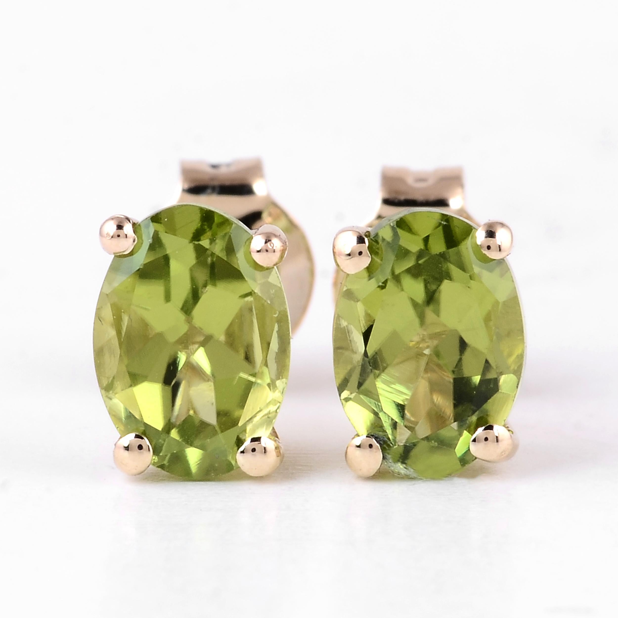 Taille brillant 14K 2.13ctw Peridot Stud Ears - Pierres précieuses vibrantes, Design Elegance, Timeless en vente