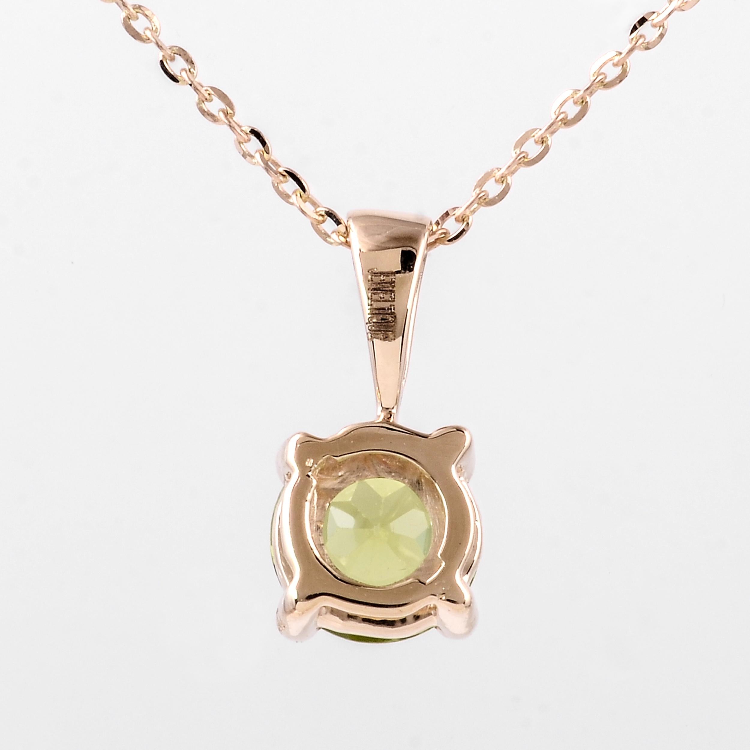 Luxury 14K Peridot Pendant Necklace - Exquisite Jewelry for Timeless Elegance In New Condition For Sale In Holtsville, NY