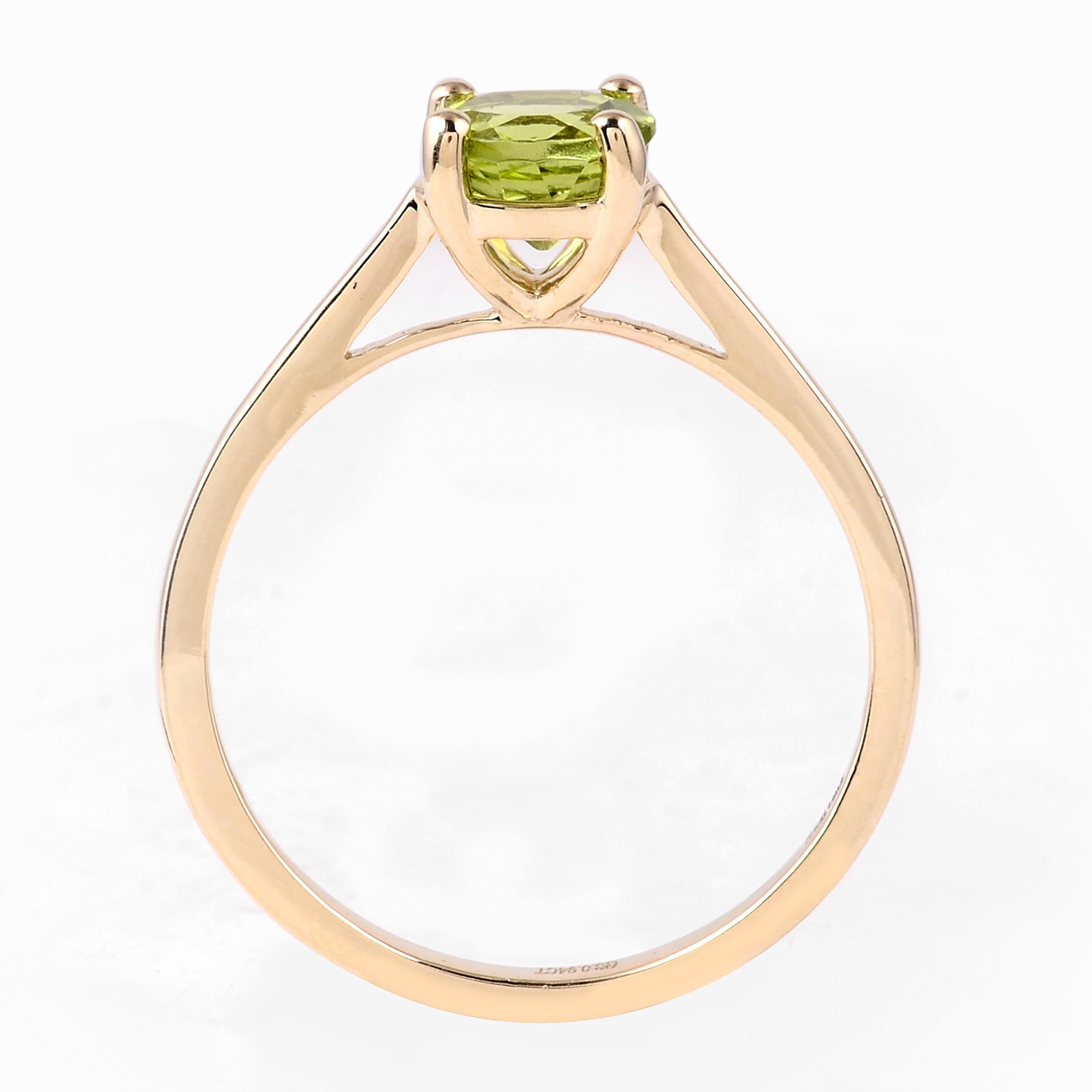 Erhöhen Sie Ihre Schmucksammlung mit dem zauberhaften Charme des Harmony in Green Peridot Ring. Als Marke, die die Wunder der Natur zelebriert, präsentieren wir diesen exquisiten Ring als harmonische Ode an die ruhigen Qualitäten des