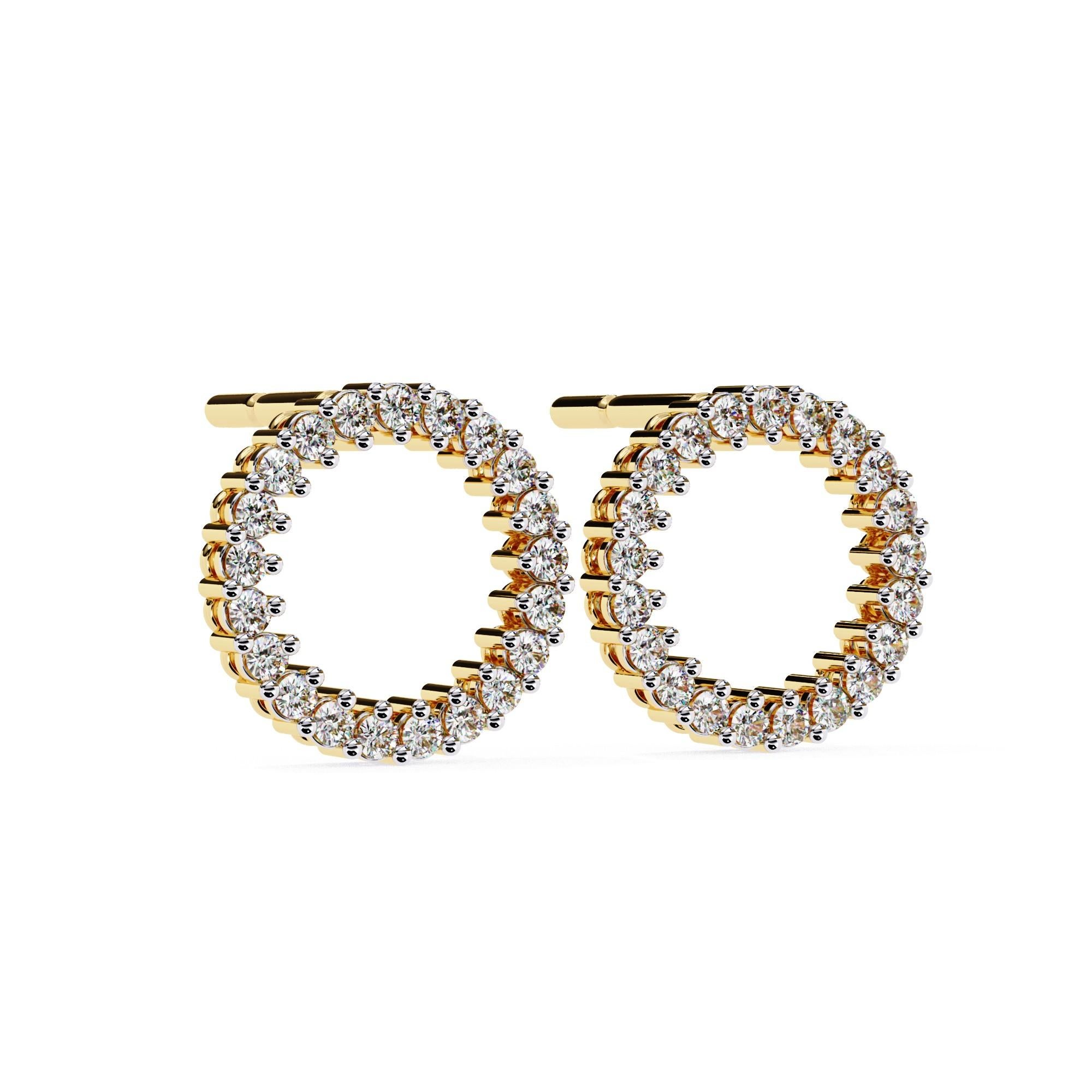 Ti presentiamo i nostri orecchini Halo Harmony, un'espressione senza tempo di eleganza e grazia. Realizzati in oro giallo 14kt con un peso di 2,44 grammi, questi squisiti orecchini presentano 0,38 carati di diamanti naturali rotondi in un radioso