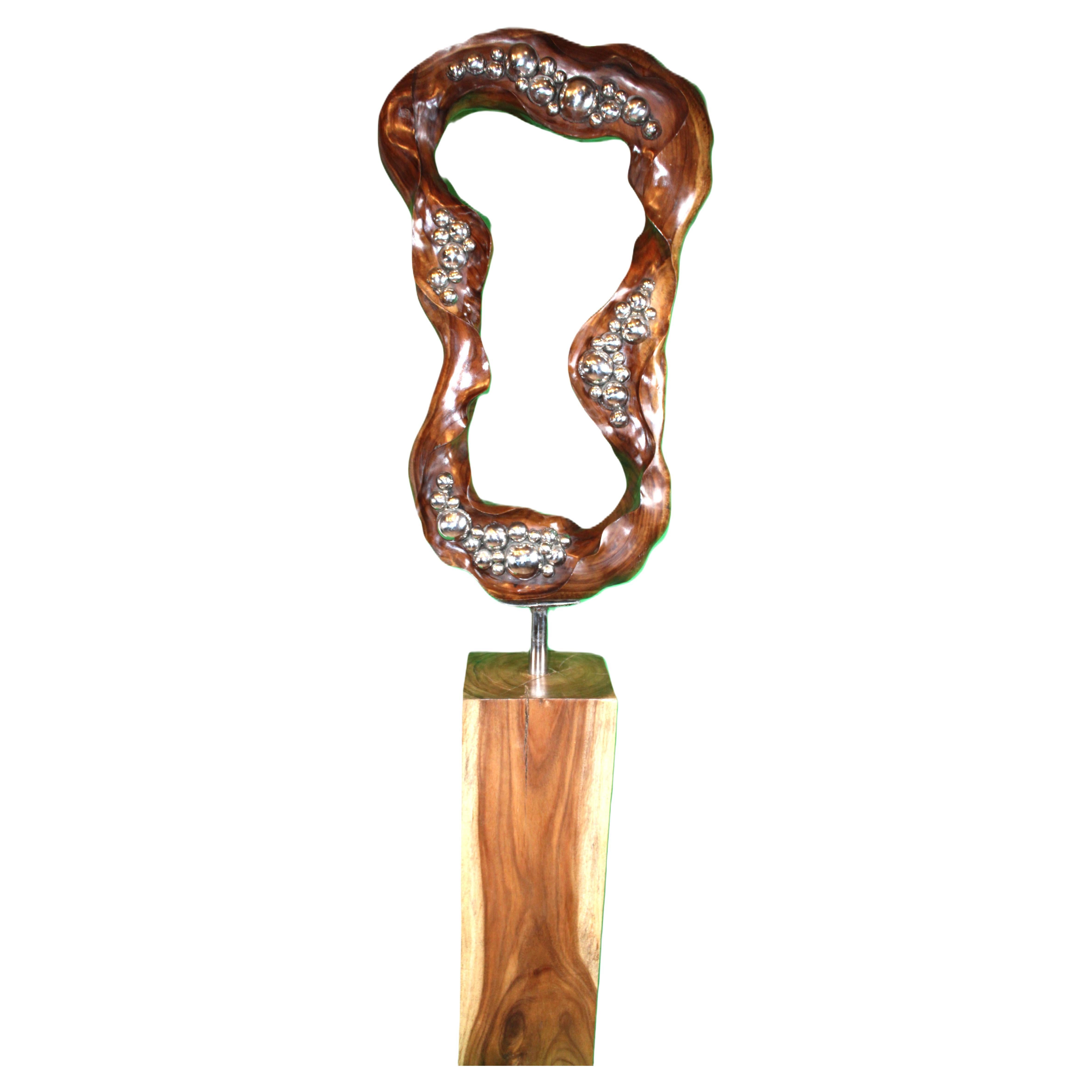 La armonía desvelada: Escultura abstracta balinesa de madera