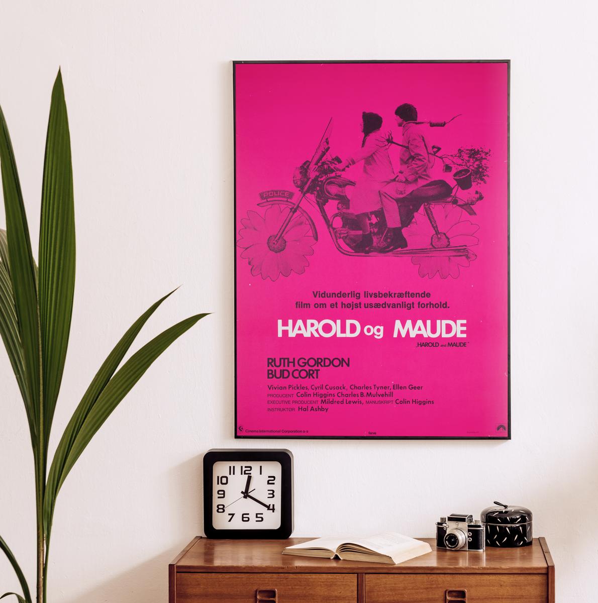 Wir lieben dieses originale und unglaublich seltene dänische Filmplakat für den schrulligen 70er-Jahre-Romantik-Klassiker Harold & Maude, das mit seinem auffälligen, schockierenden rosa Design jeden Raum zum Strahlen bringt.

Dieses