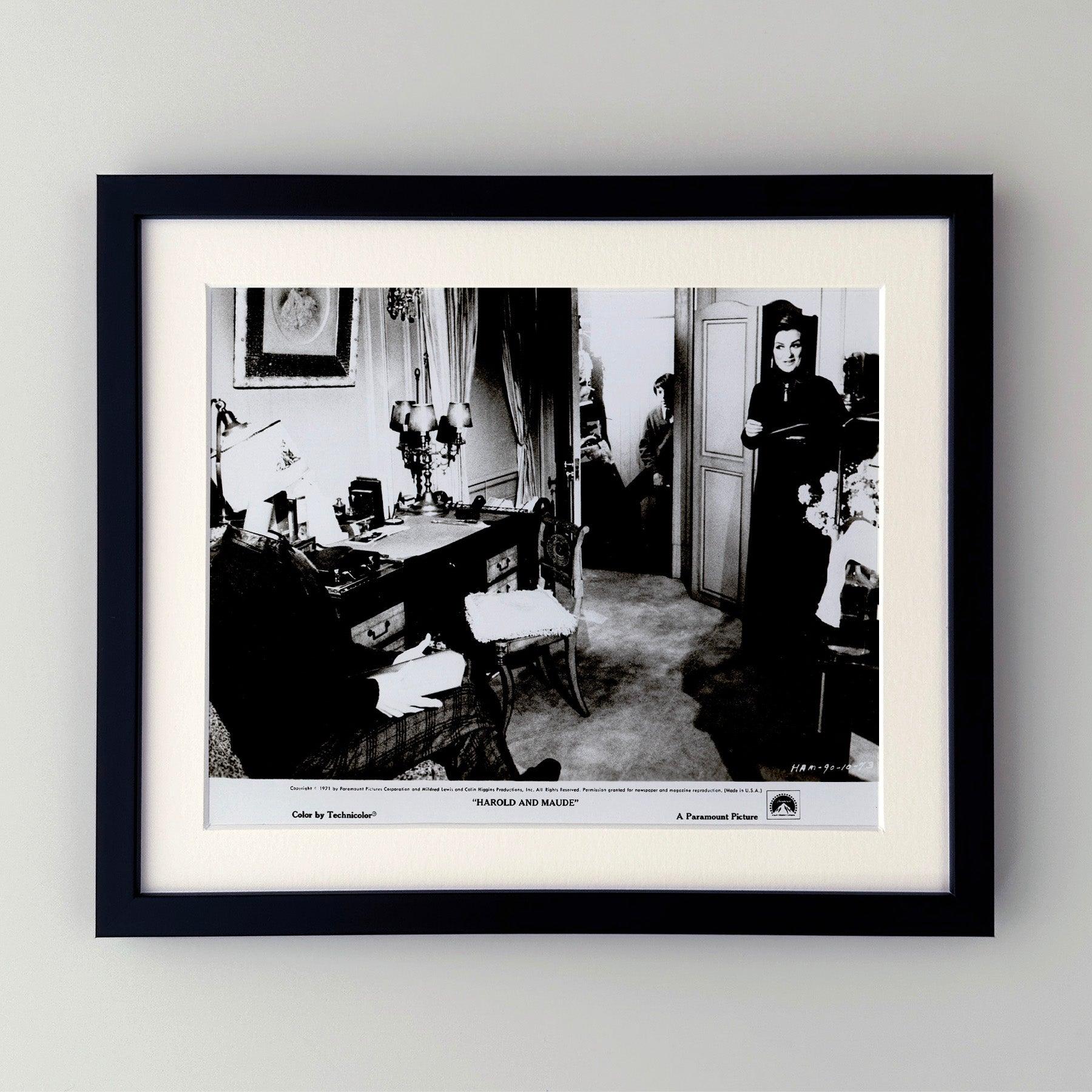 Original 8x10 Zoll Pressestill für Harold and Maude (1971) mit Ruth Gordon, Bud Cort und Vivian Pickles in den Hauptrollen und unter der Regie von Hal Ashby.

Werbefotos (Film/Produktion) wurden erstellt, um die Studios bei der Werbung für ihre