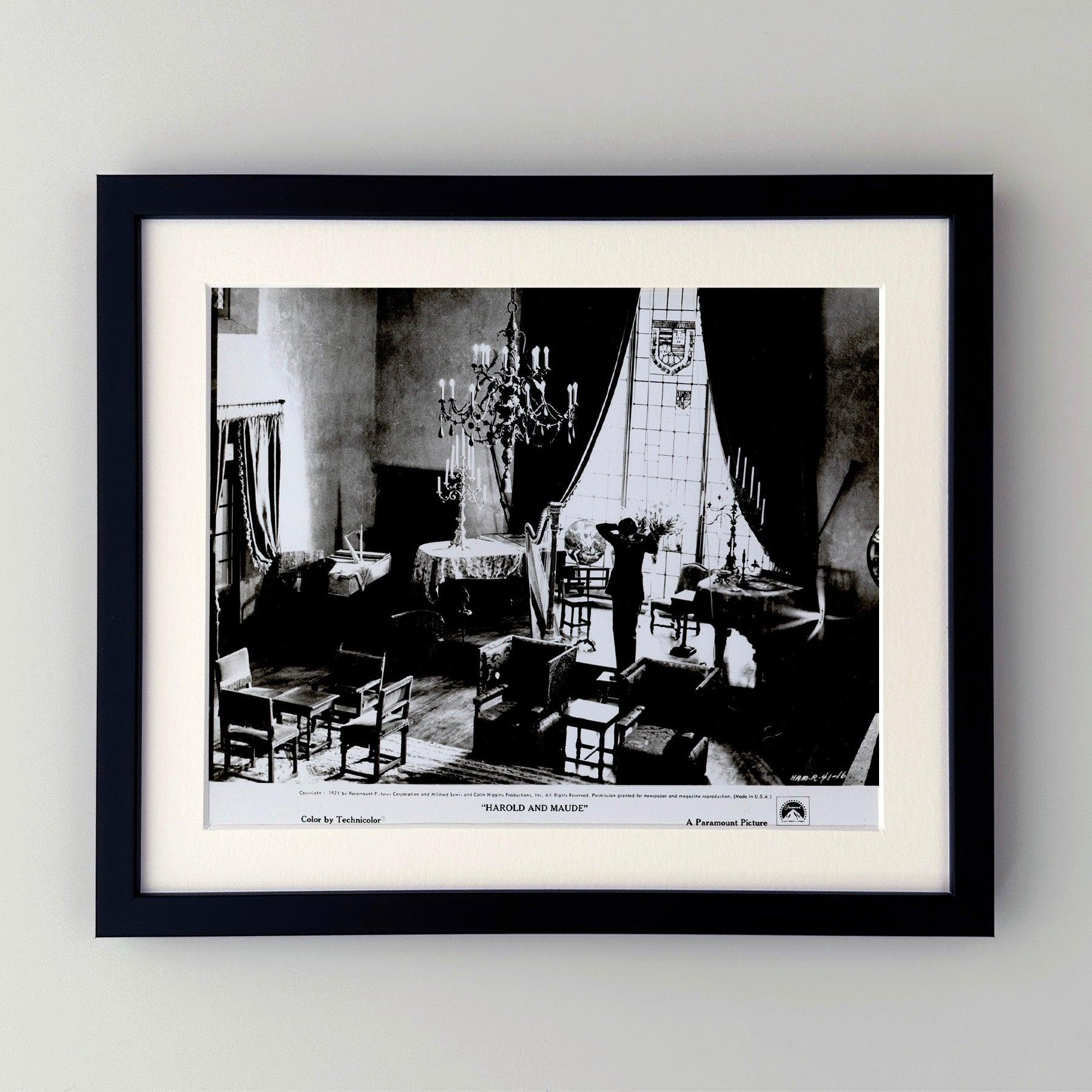 Photo de presse originale 8x10 inches pour Harold et Maude (1971) avec Ruth Gordon, Bud Cort et Vivian Pickles et réalisé par Hal Ashby.

Les photos de publicité (film/production) ont été créées pour aider les studios à promouvoir leurs nouveaux