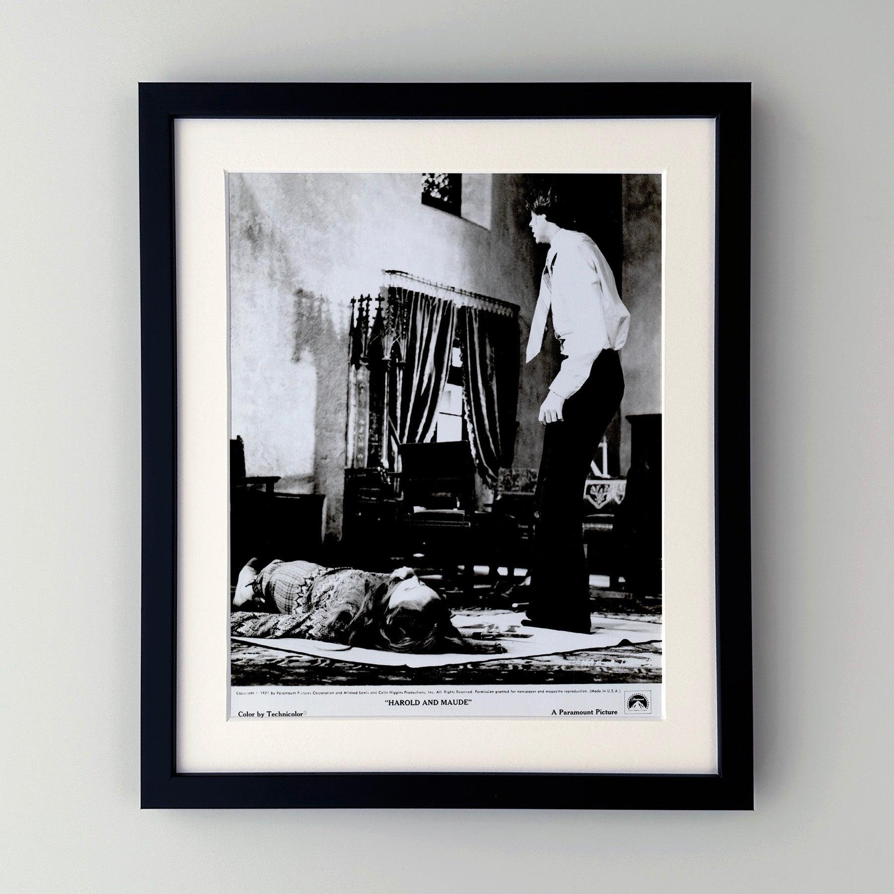 Original 8x10 Zoll Pressestill für Harold and Maude (1971) mit Ruth Gordon, Bud Cort und Vivian Pickles in den Hauptrollen und unter der Regie von Hal Ashby.

Werbefotos (Film/Produktion) wurden erstellt, um die Studios bei der Werbung für ihre
