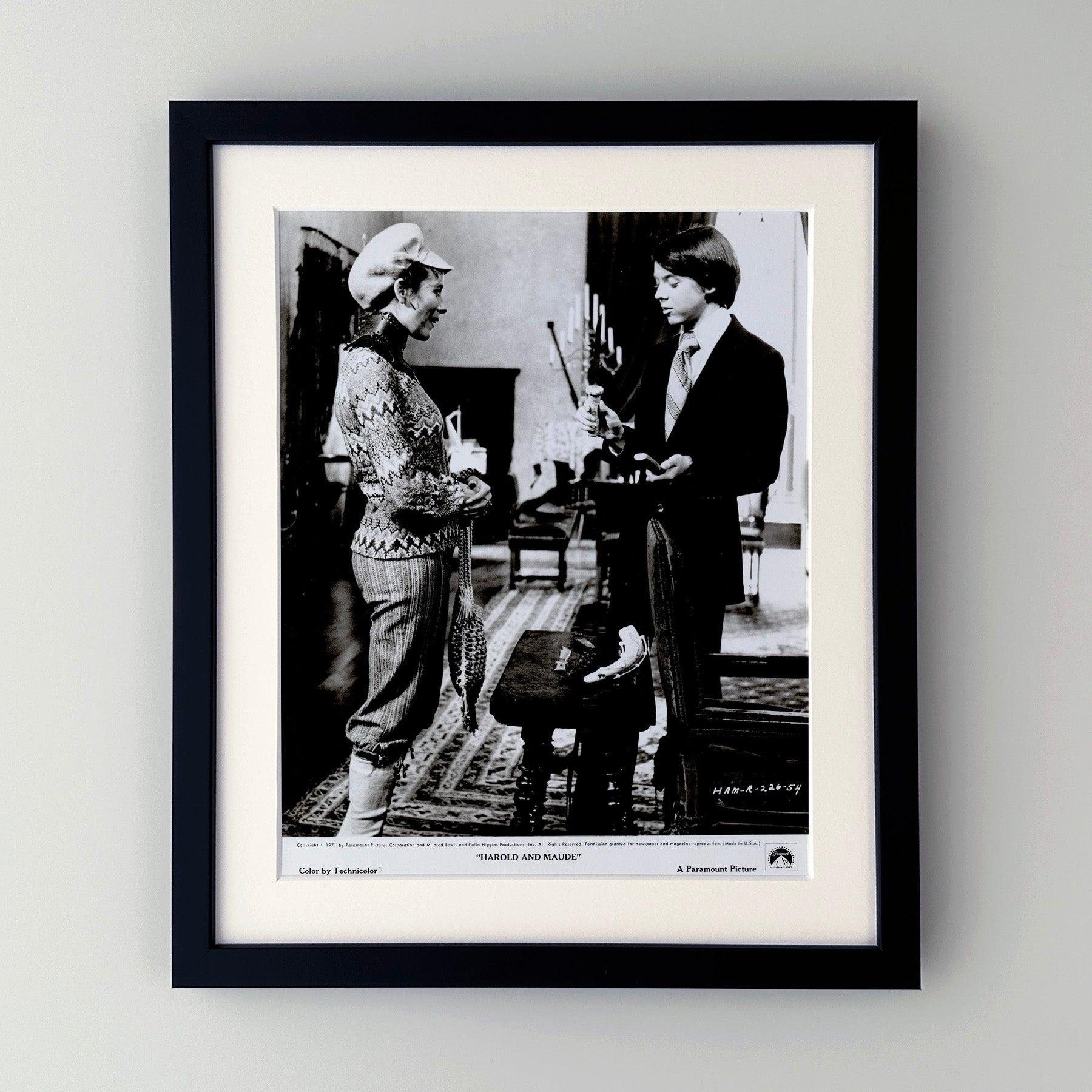 Foto originale 8x10 pollici della pubblicità di Harold e Maude (1971) con Ruth Gordon, Bud Cort e Vivian Pickles e diretto da Hal Ashby.

Le foto pubblicitarie (film/produzione) sono state create per aiutare gli studios a promuovere i loro nuovi