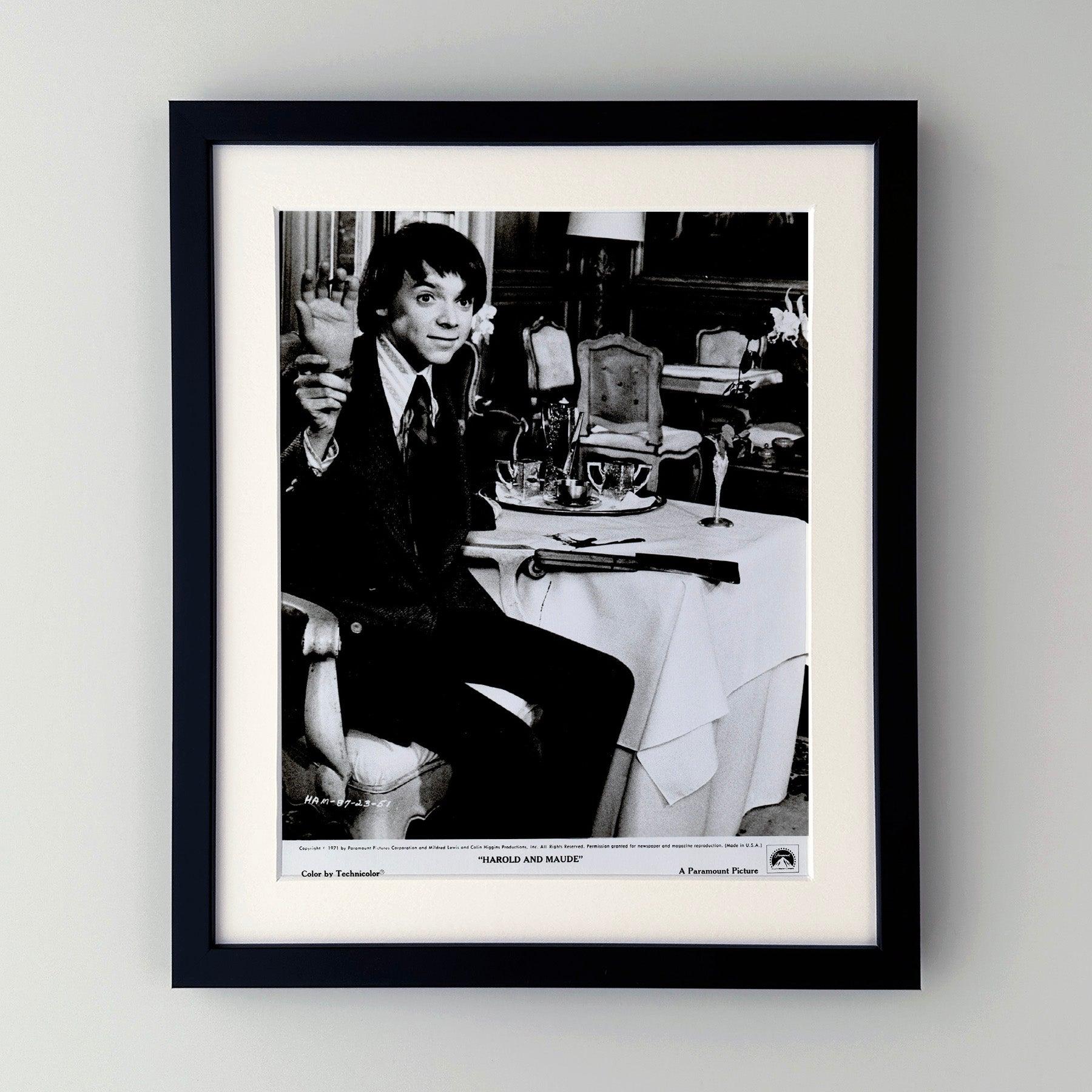 Photo de presse originale 8x10 inches pour Harold et Maude (1971) avec Ruth Gordon, Bud Cort et Vivian Pickles et réalisé par Hal Ashby.

Les photos de publicité (film/production) ont été créées pour aider les studios à promouvoir leurs nouveaux