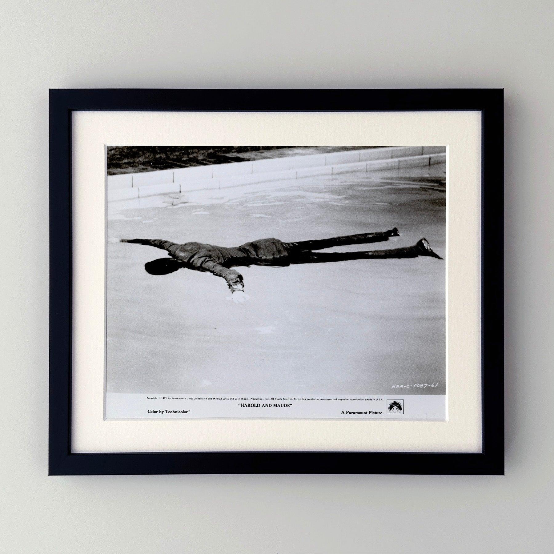 Original 8x10 Zoll Pressestill für Harold and Maude (1971) mit Ruth Gordon, Bud Cort und Vivian Pickles in den Hauptrollen und unter der Regie von Hal Ashby.

Werbefotos (Film/Produktion) wurden erstellt, um die Studios bei der Werbung für ihre