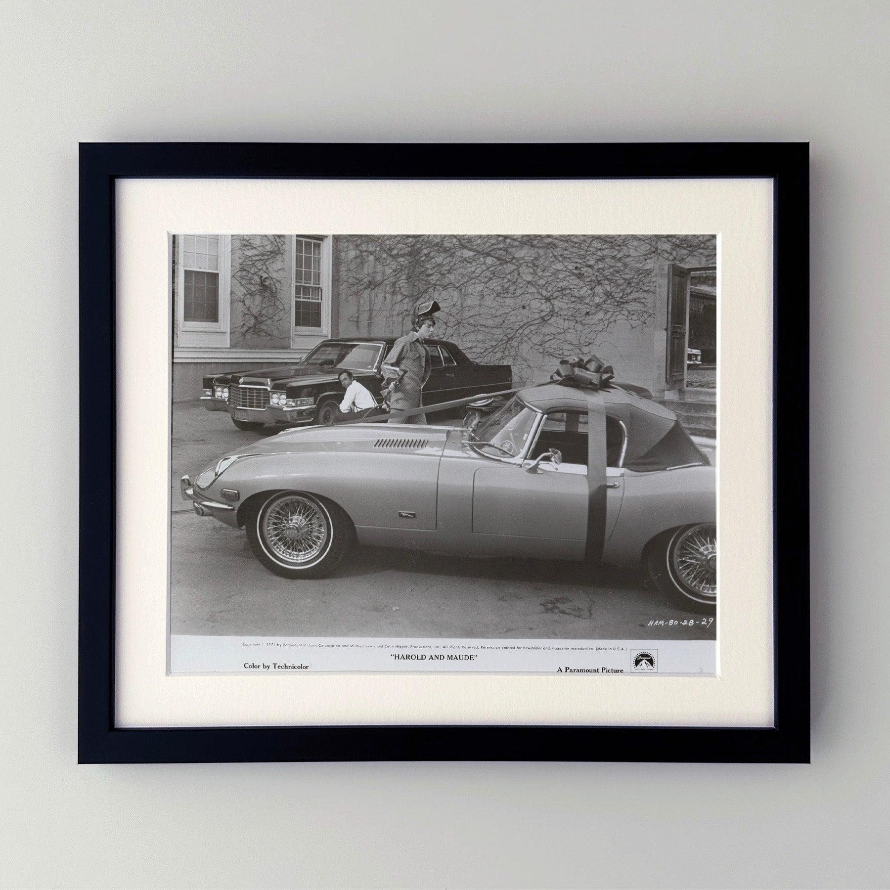 Photo de presse originale 8x10 inches pour Harold et Maude (1971) avec Ruth Gordon, Bud Cort et Vivian Pickles et réalisé par Hal Ashby.

Les photos de publicité (film/production) ont été créées pour aider les studios à promouvoir leurs nouveaux