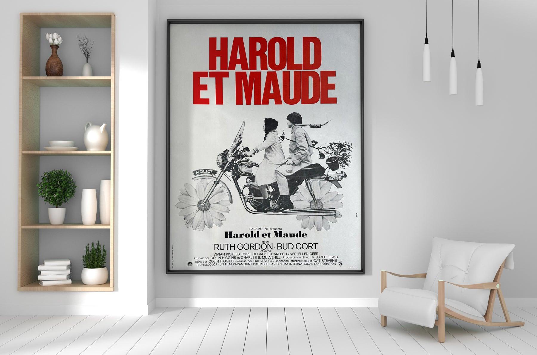 Magnifique affiche de film française originale pour Harold & Maude, un classique de la comédie romantique des années 70. Jeune, riche et obsédé par la mort, Harold se retrouve changé à jamais lorsqu'il rencontre Maude à un enterrement.

Cette rare