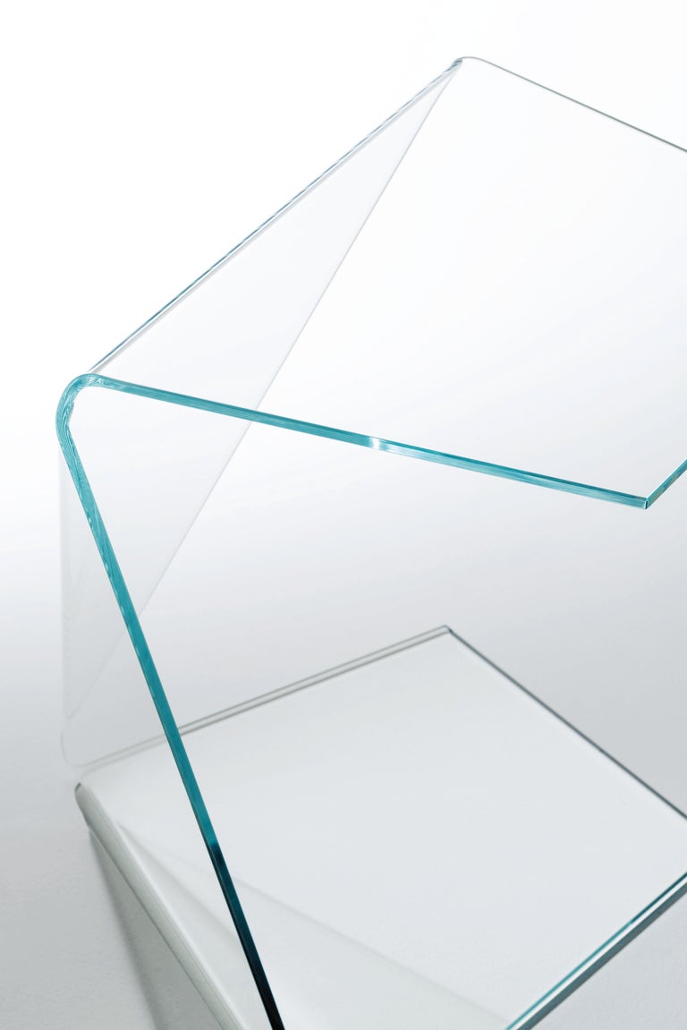 Harold and Maude low table is shown here in the transparent extralight glass, and in small size of the two tables. Low tables in transparent extralight glass, available in two different sizes. A complex and innovative curvature, characterized by