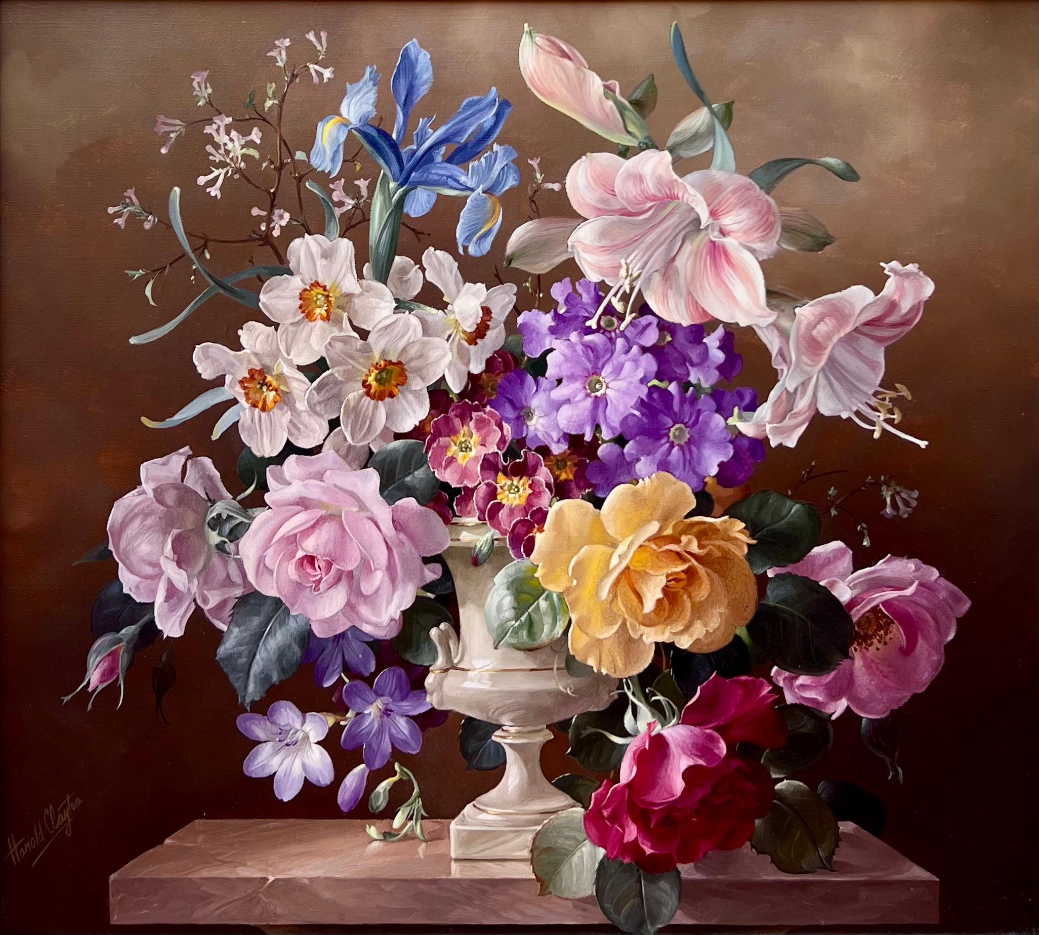 Natura morta di fiori in un vaso di marmo - Painting di Harold Clayton