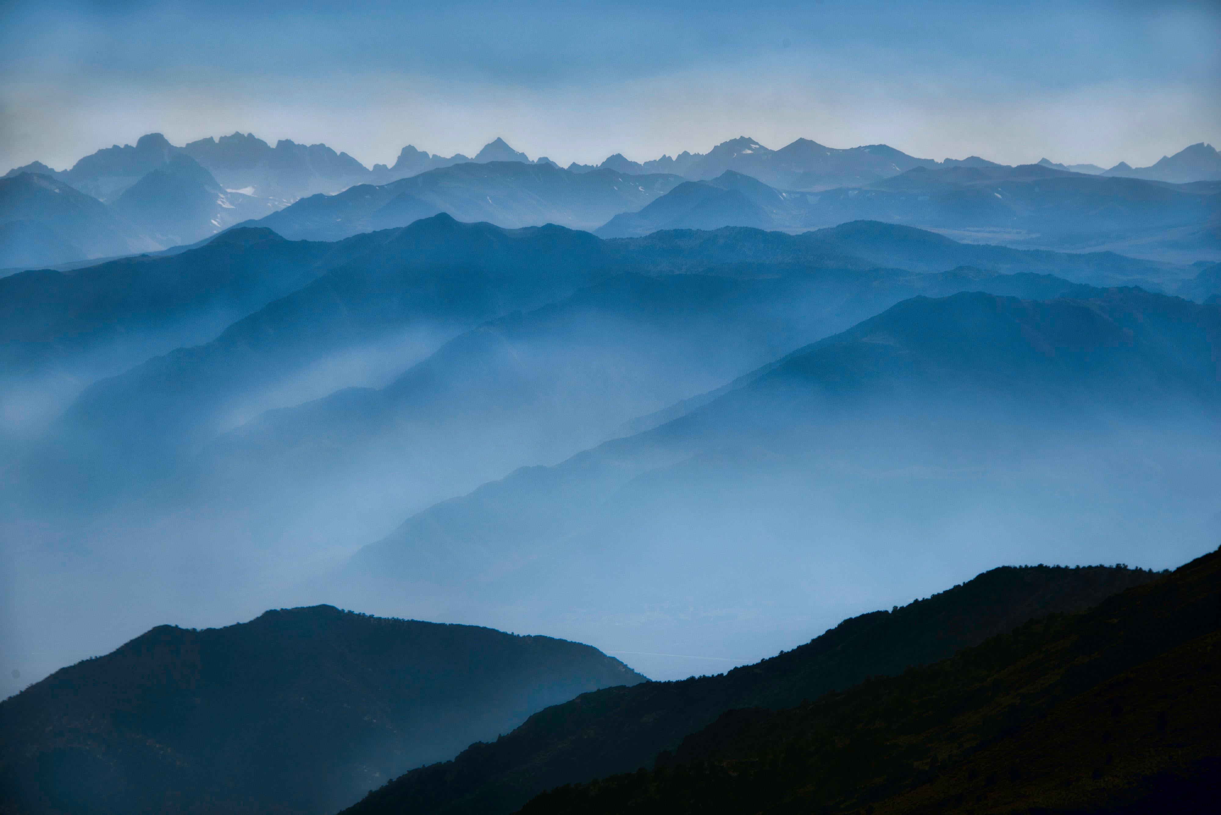 Color Photograph de Harold Davis - Distancia Azul 2