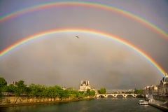 Über Paris durchgehender Regenbogen