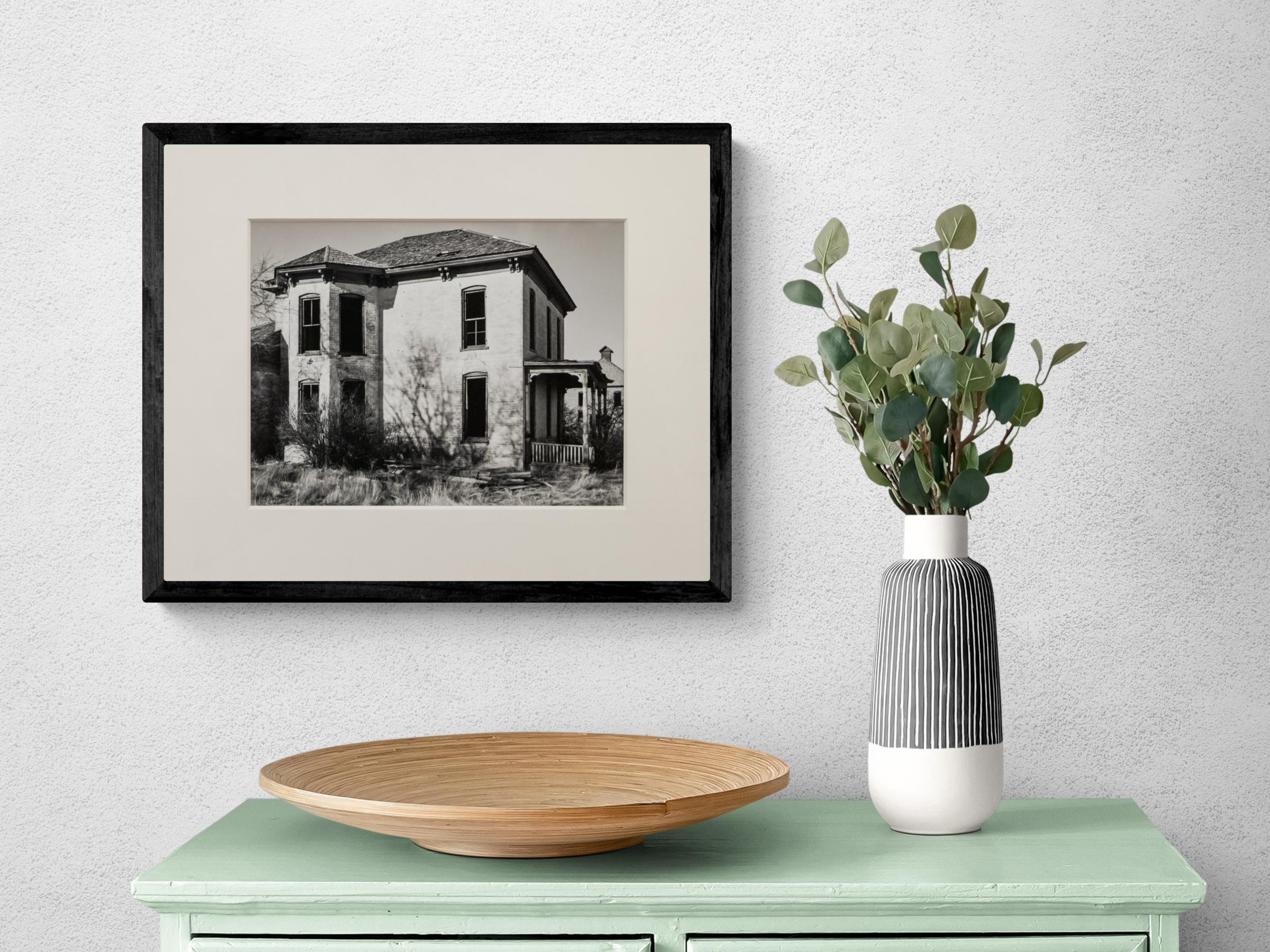 Schwarz-Weiß-Fotografie des 20. Jahrhunderts, Verlassenes viktorianisches Haus – Photograph von Harold E. Malde