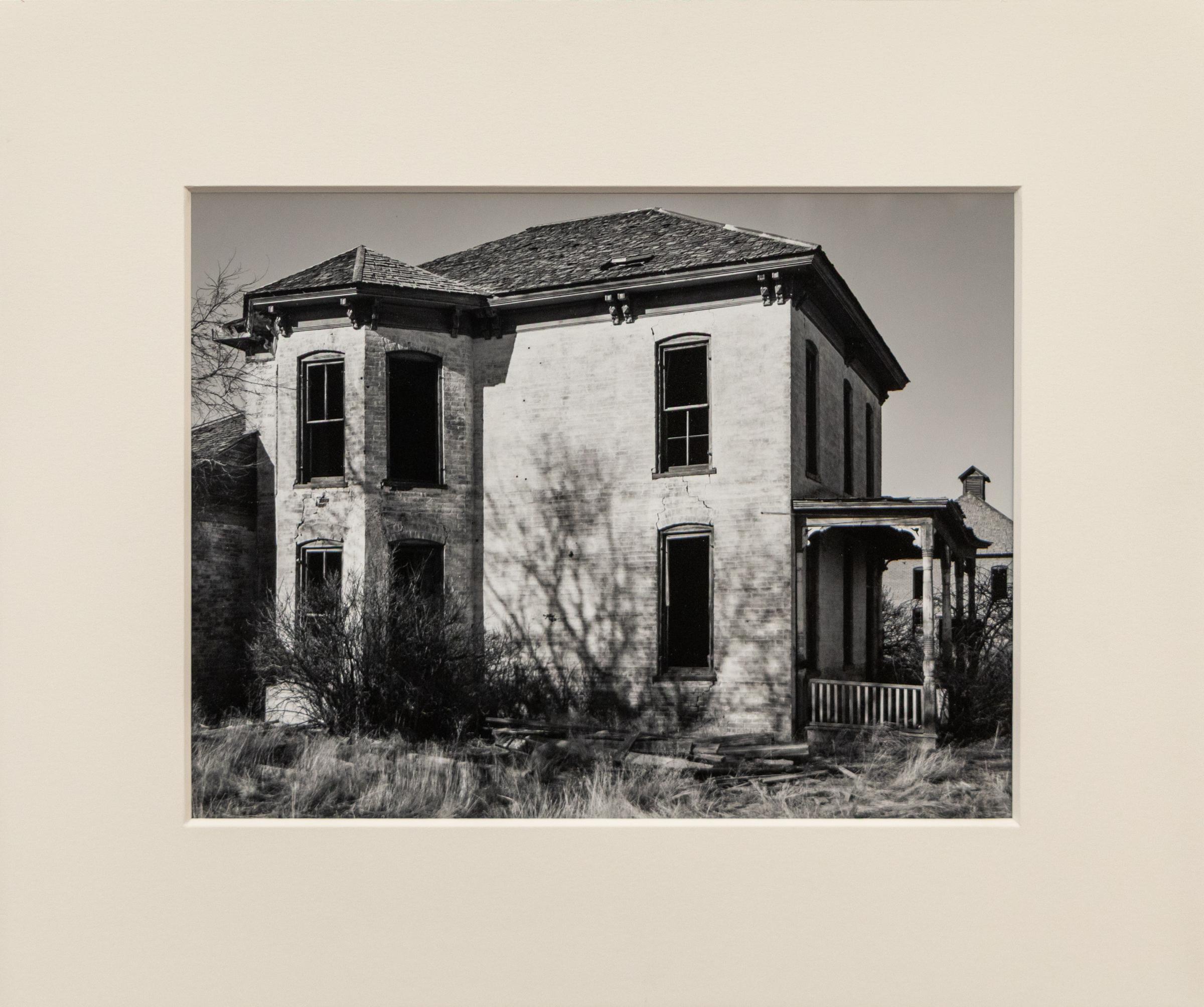 Schwarz-Weiß-Fotografie des 20. Jahrhunderts, Verlassenes viktorianisches Haus (Amerikanische Moderne), Photograph, von Harold E. Malde