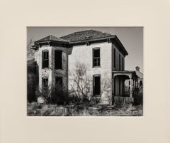 Fotografia in bianco e nero del XX secolo, casa vittoriana abbandonata