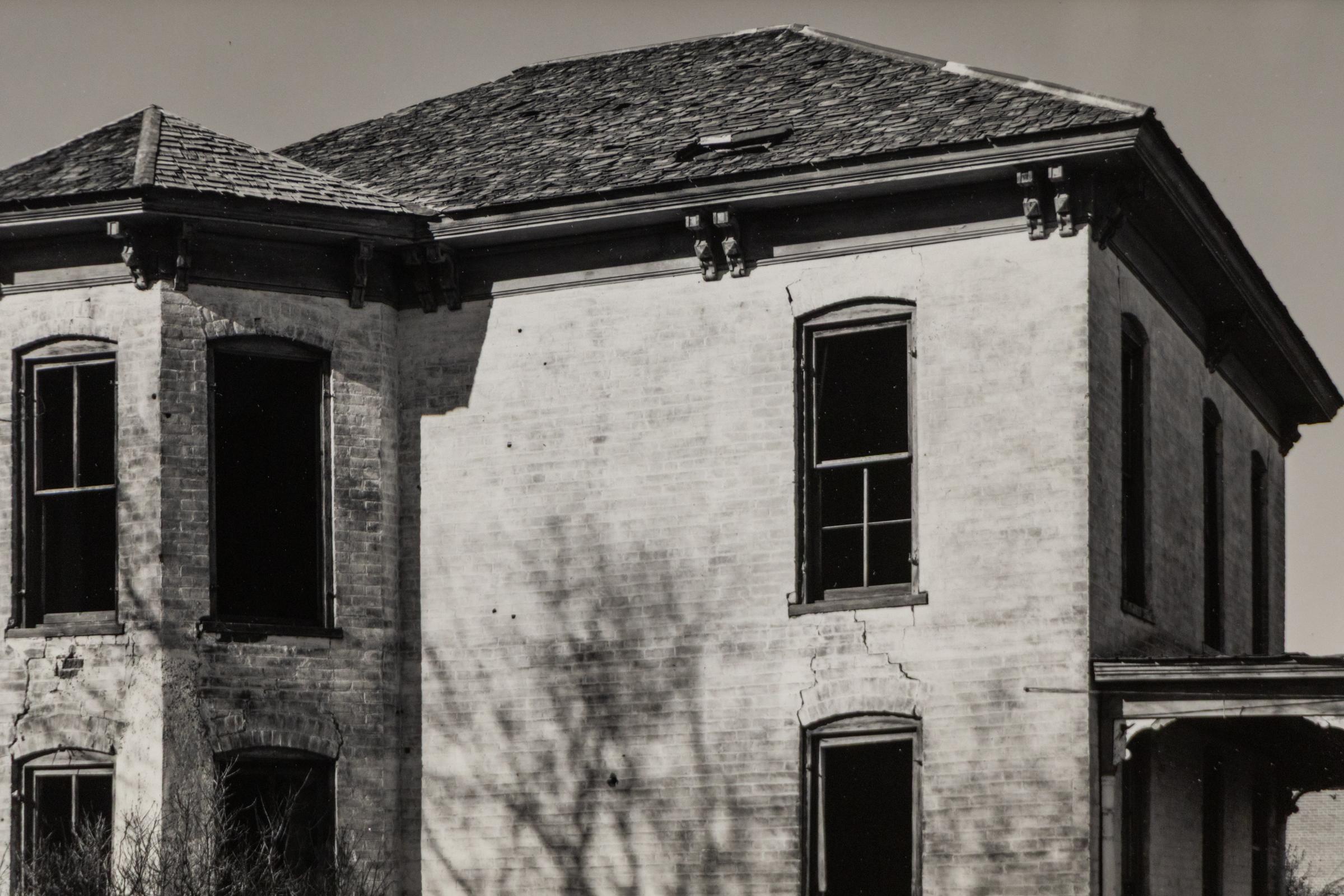 Schwarz-Weiß-Fotografie des 20. Jahrhunderts, Verlassenes viktorianisches Haus im Angebot 1