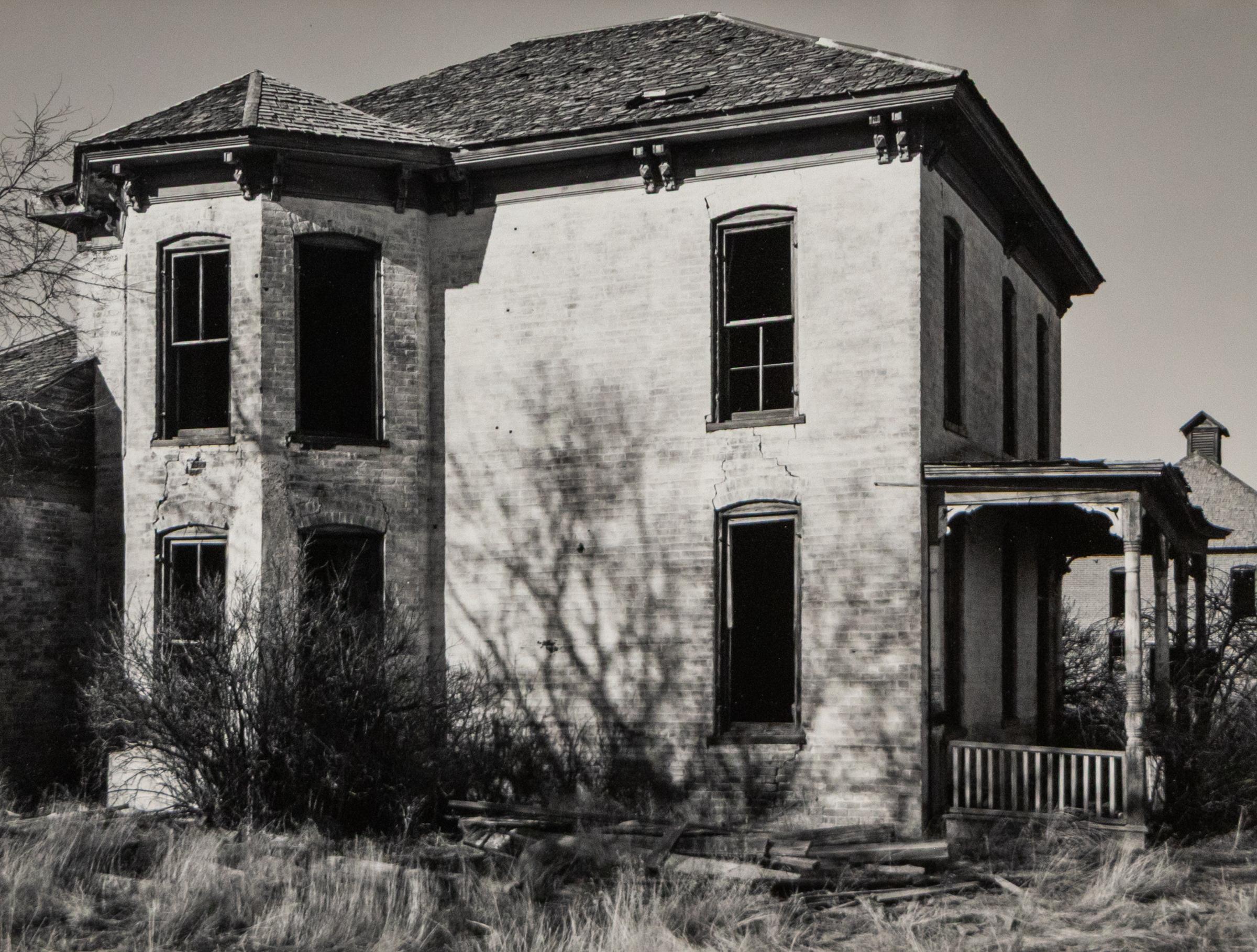 Harold E. Malde Black and White Photograph – Schwarz-Weiß-Fotografie des 20. Jahrhunderts, Verlassenes viktorianisches Haus