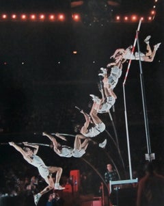 Pole Vault – Farbfotografie in limitierter Auflage, Sport, Athleten, Stadium
