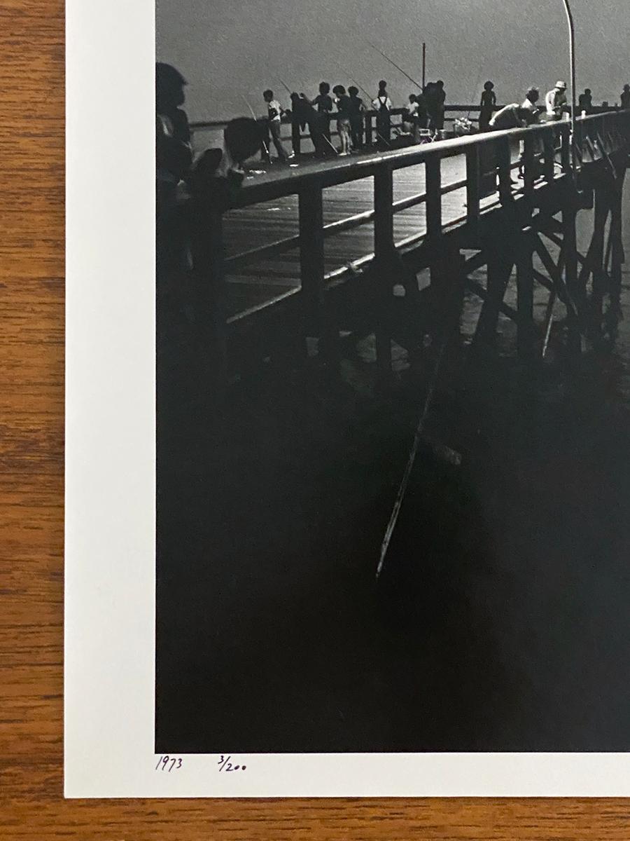 Edición 3/200
Gelatina de plata
14 x 11 pulg.
Firmado, fechado y numerado en tinta negra en el margen de la impresión.

Harold Feinstein nació en Coney Island, Nueva York, en 1931.  Comenzó a fotografiar en 1946, a los 15 años, y se unió a The Photo