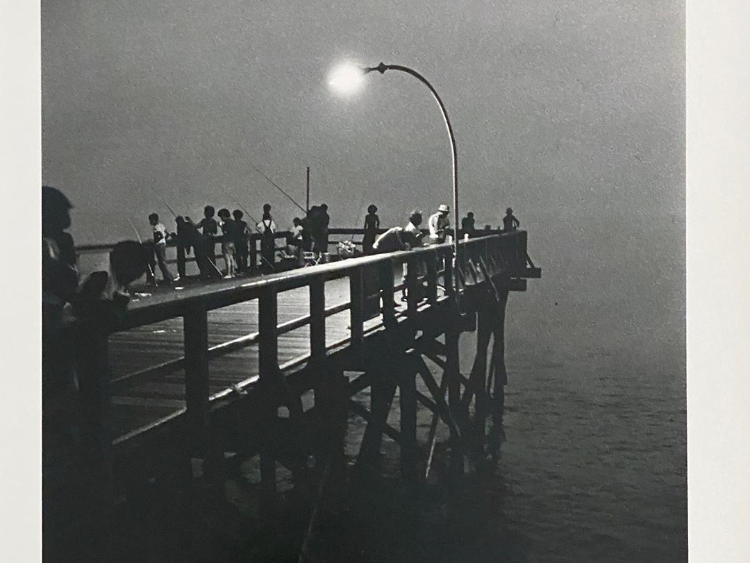 Pesca nocturna desde el muelle, Coney Island en venta 4