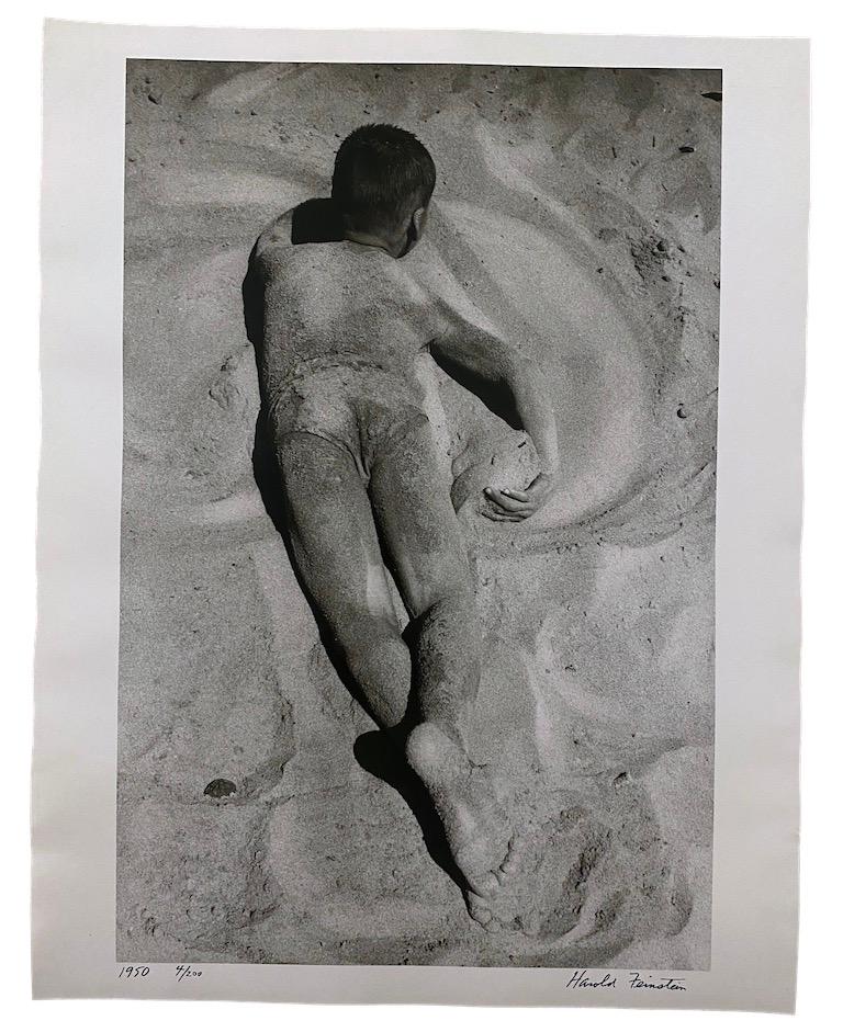 Nuotare nella sabbia, Coney Island - Photograph di Harold Feinstein