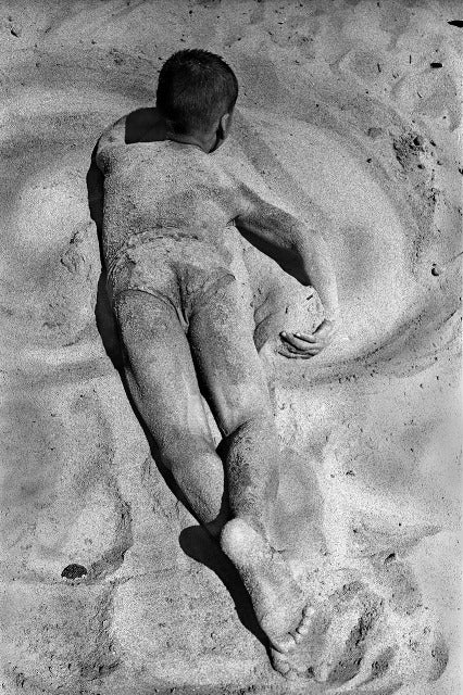 Black and White Photograph di Harold Feinstein - Nuotare nella sabbia, Coney Island
