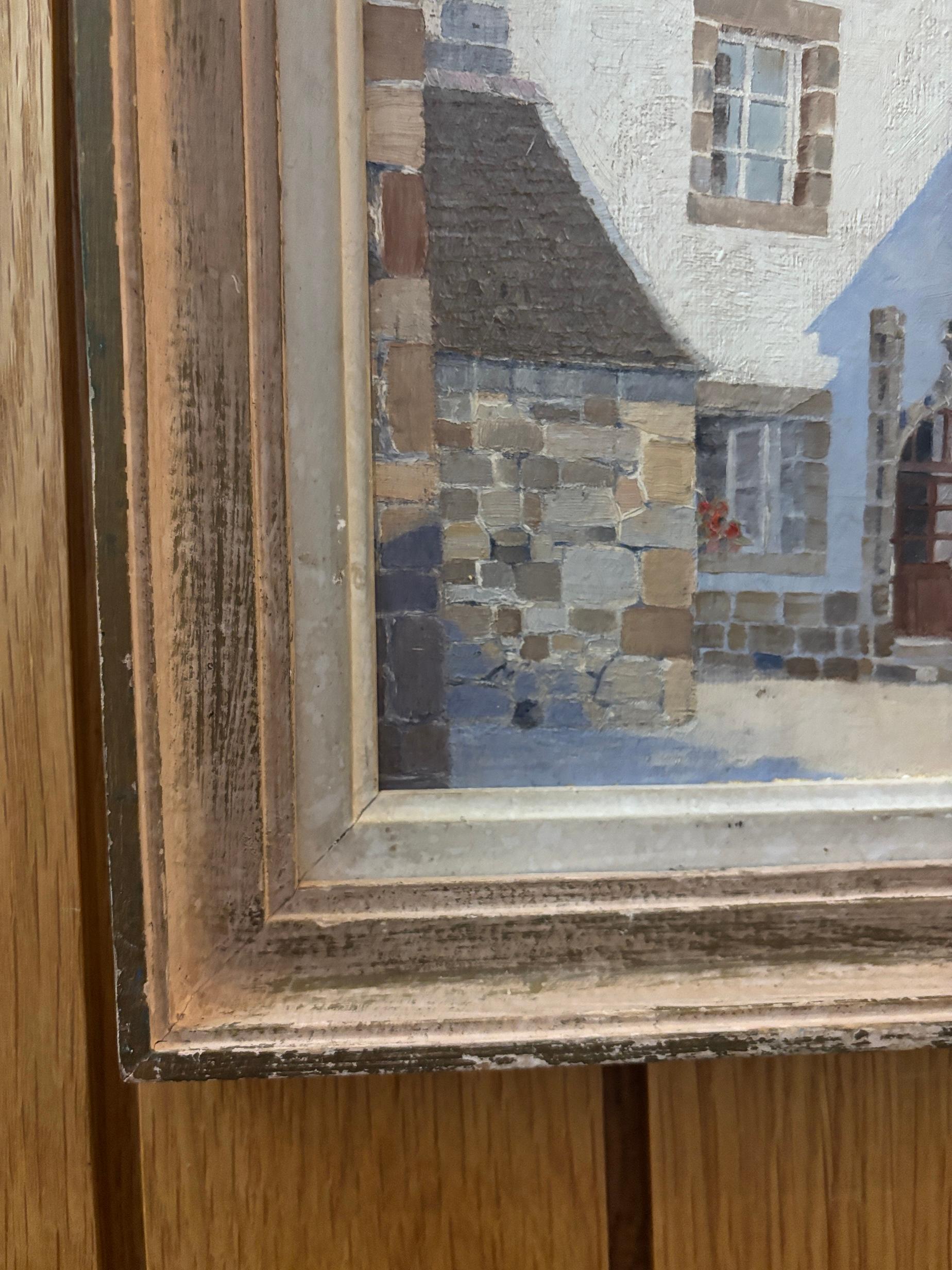Cette charmante composition d'Harold Fletcher Trew capture la dignité tranquille d'une vieille rue européenne, rendue avec sa clarté de ligne caractéristique et sa palette de tons subtils. Un grand bâtiment blanchi à la chaux, dont la base en pierre