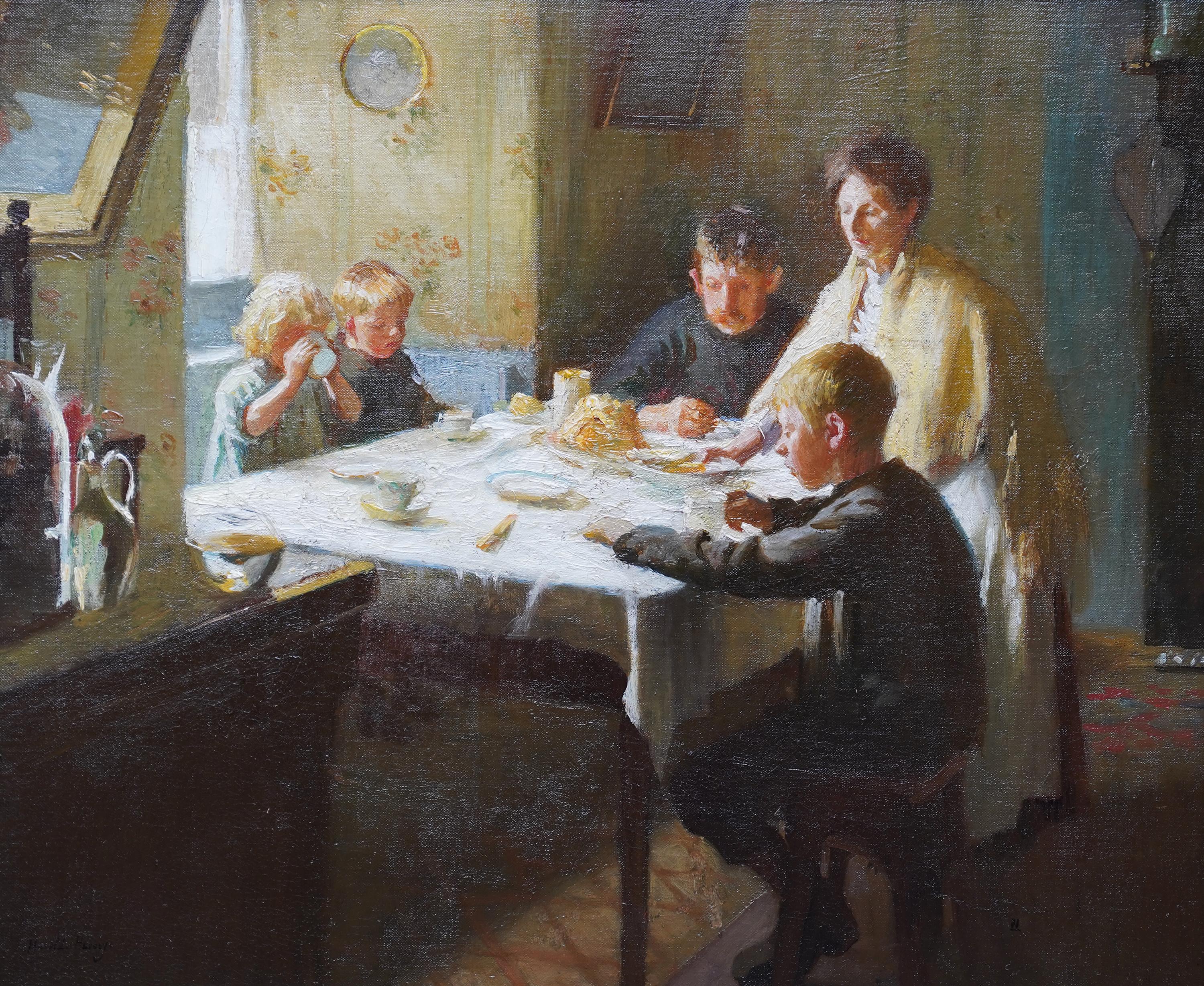 Famiglia della Cornovaglia in un interno - pittura ad olio della Scuola di Newlyn del 1912 - Painting di Harold Harvey