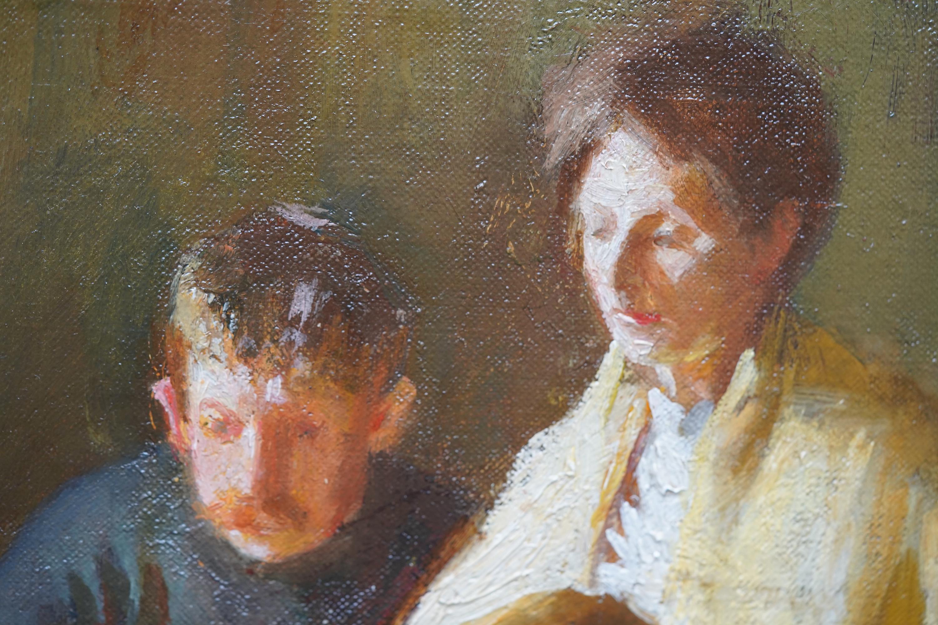 Questo superbo dipinto a olio figurativo britannico per interni è opera del noto artista della scuola di Newlyn Harold Harvey. Dipinta intorno al 1912, la composizione rappresenta una famiglia della Cornovaglia, immersa in una luce dorata, seduta