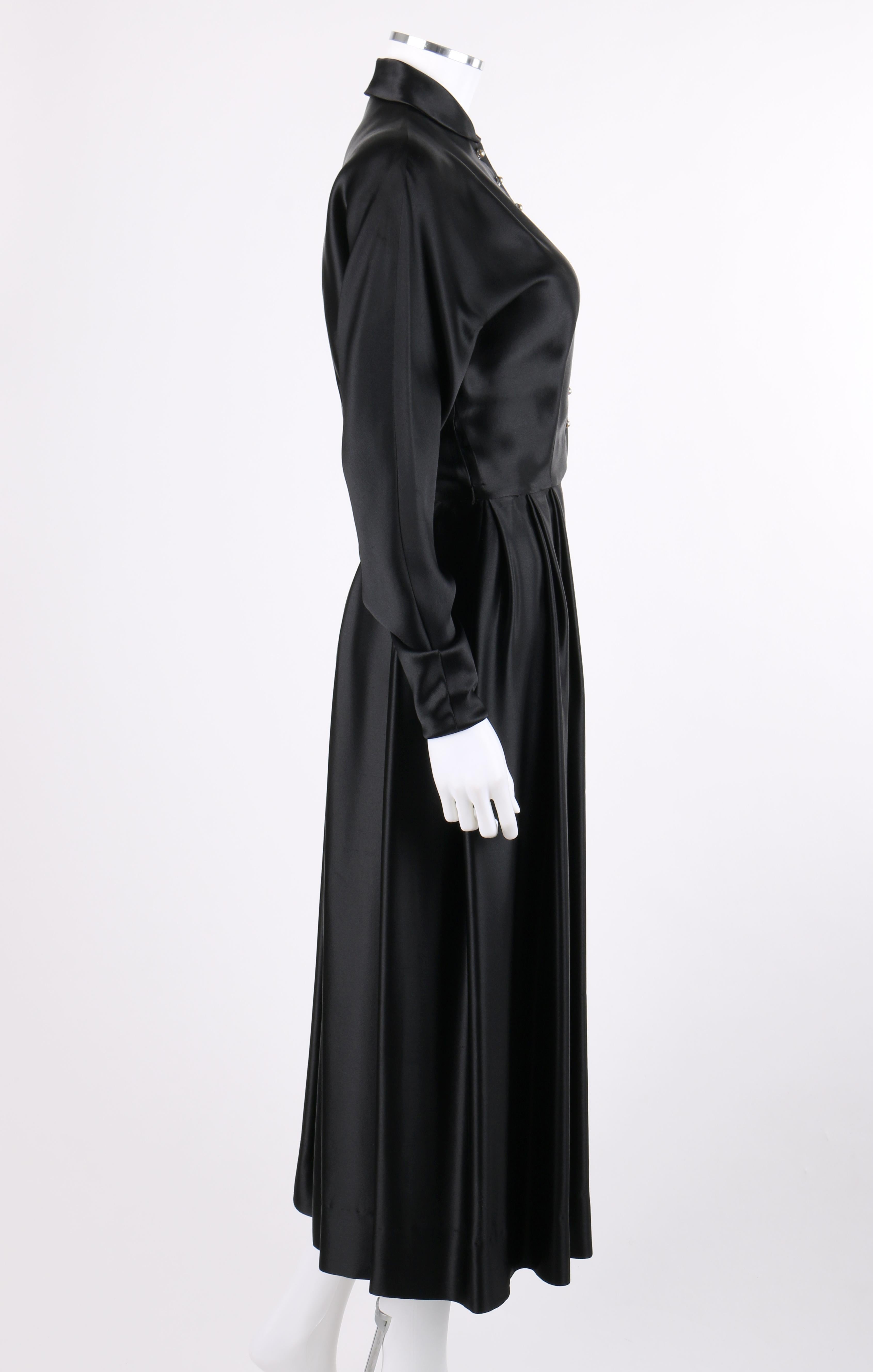 Noir HAROLD IMPORTERS - Robe plissée en satin noir avec boutons et perles en cristal, circa années 1930 en vente