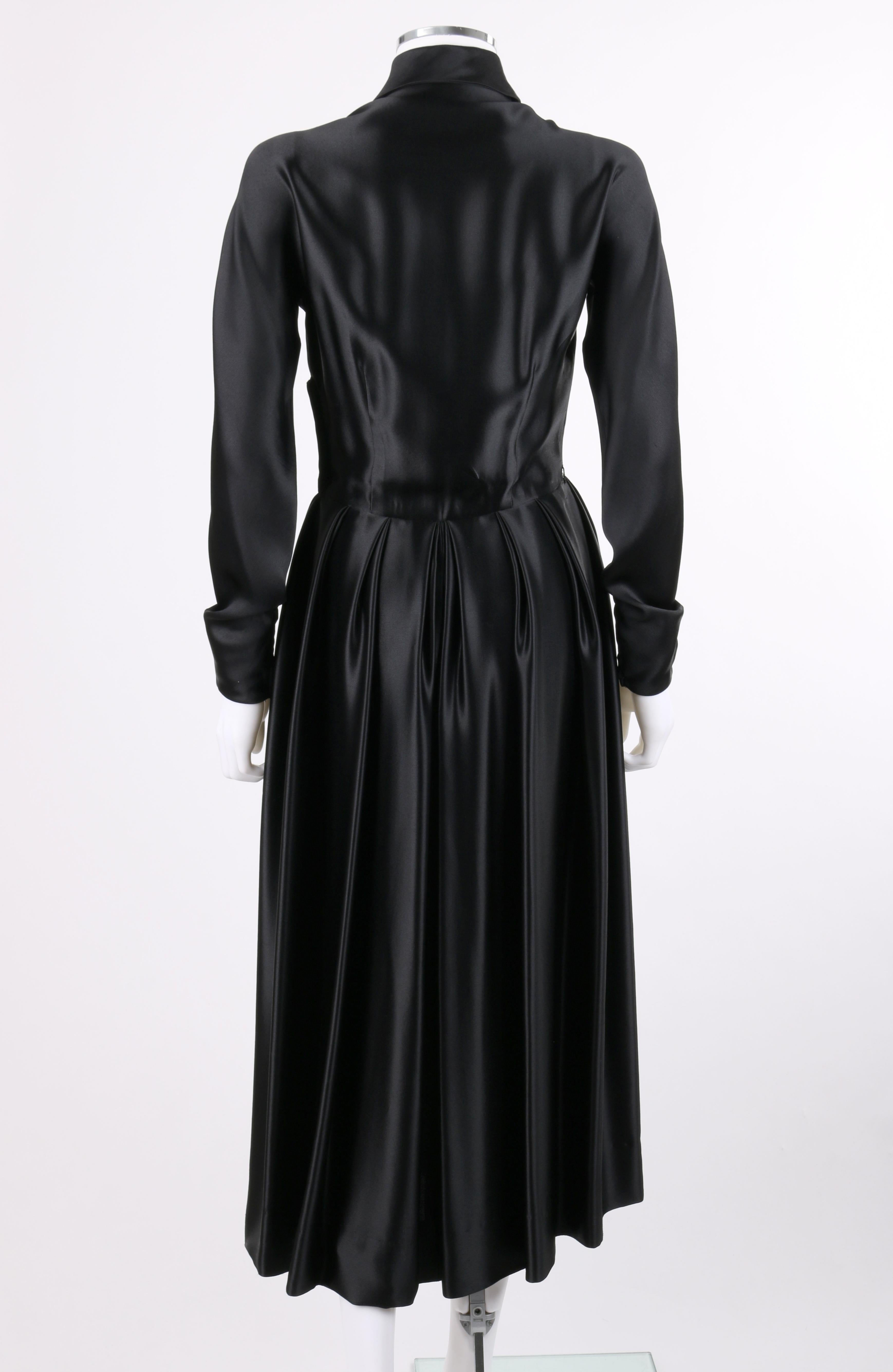 HAROLD IMPORTERS ca. 1930er Schwarzes plissiertes Kleid aus Satin und Kristall mit Perlen und Knopfleiste Damen im Angebot