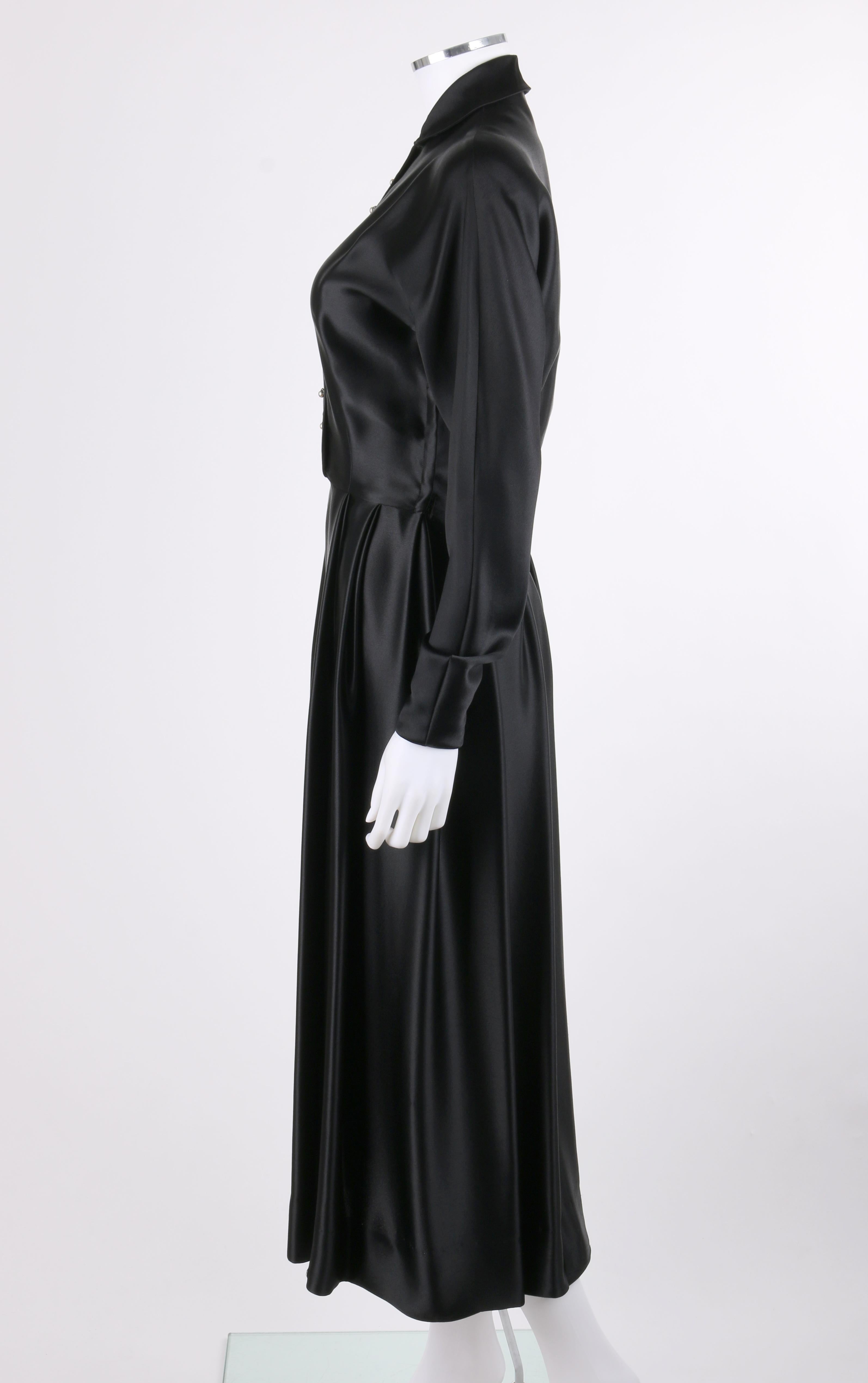 HAROLD IMPORTERS ca. 1930er Schwarzes plissiertes Kleid aus Satin und Kristall mit Perlen und Knopfleiste im Angebot 1
