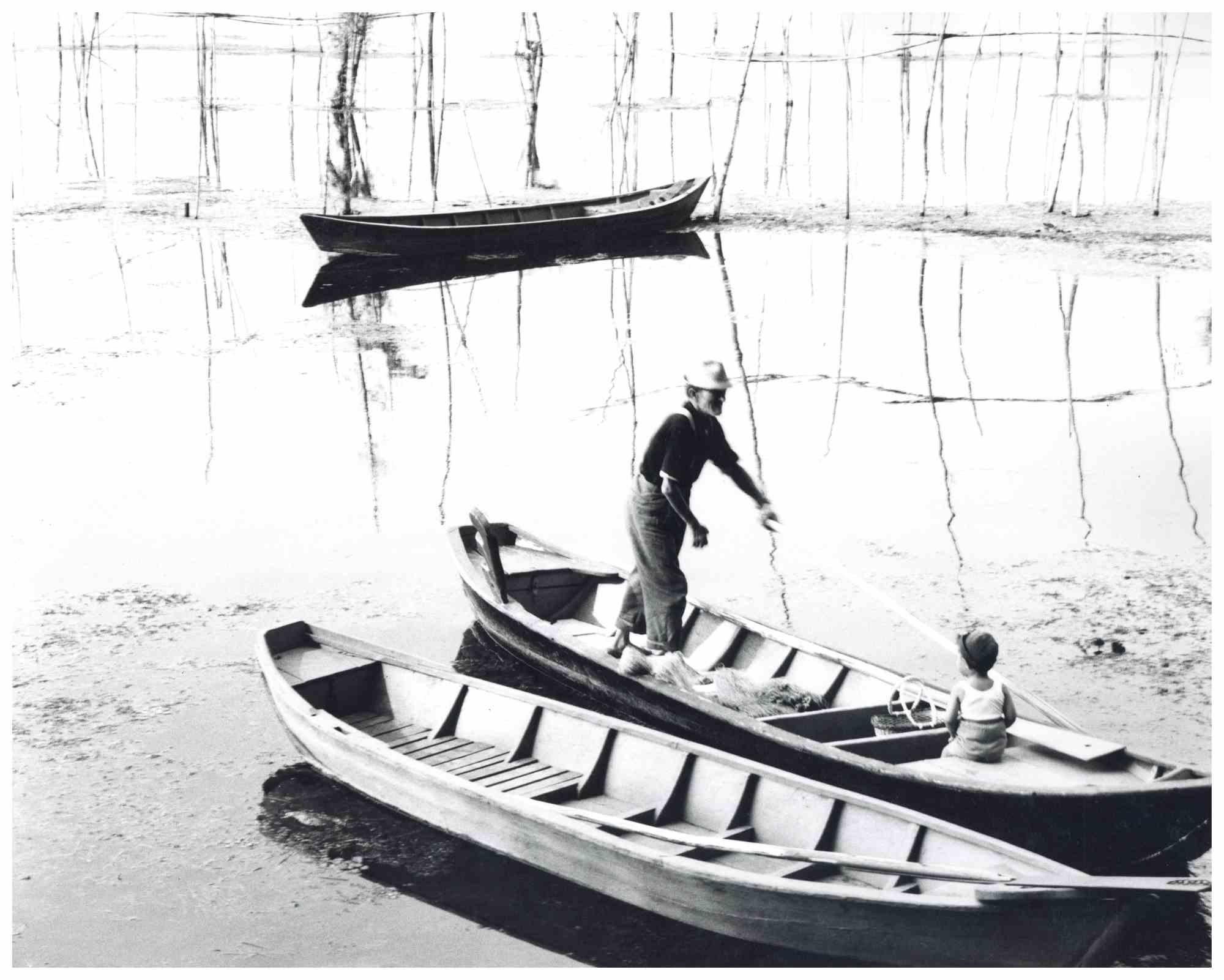 Fisherman with Child von Miller Null – Fotografie – 1950er Jahre