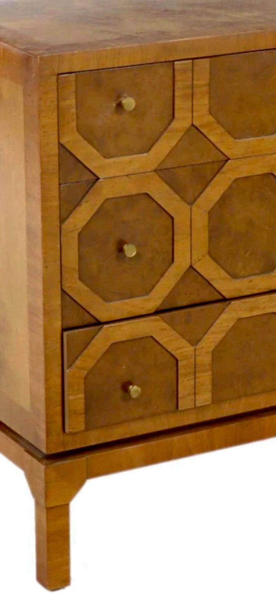 Harold Schwartz für Romweber Furniture Company, Kommode mit drei Schubladen aus Akazienholz und Walnussholz. Die Vorderseite der Kommode ist mit erhabenen achteckigen Formen geschmückt, vier ganz und acht halb, aus Akazienholz und 