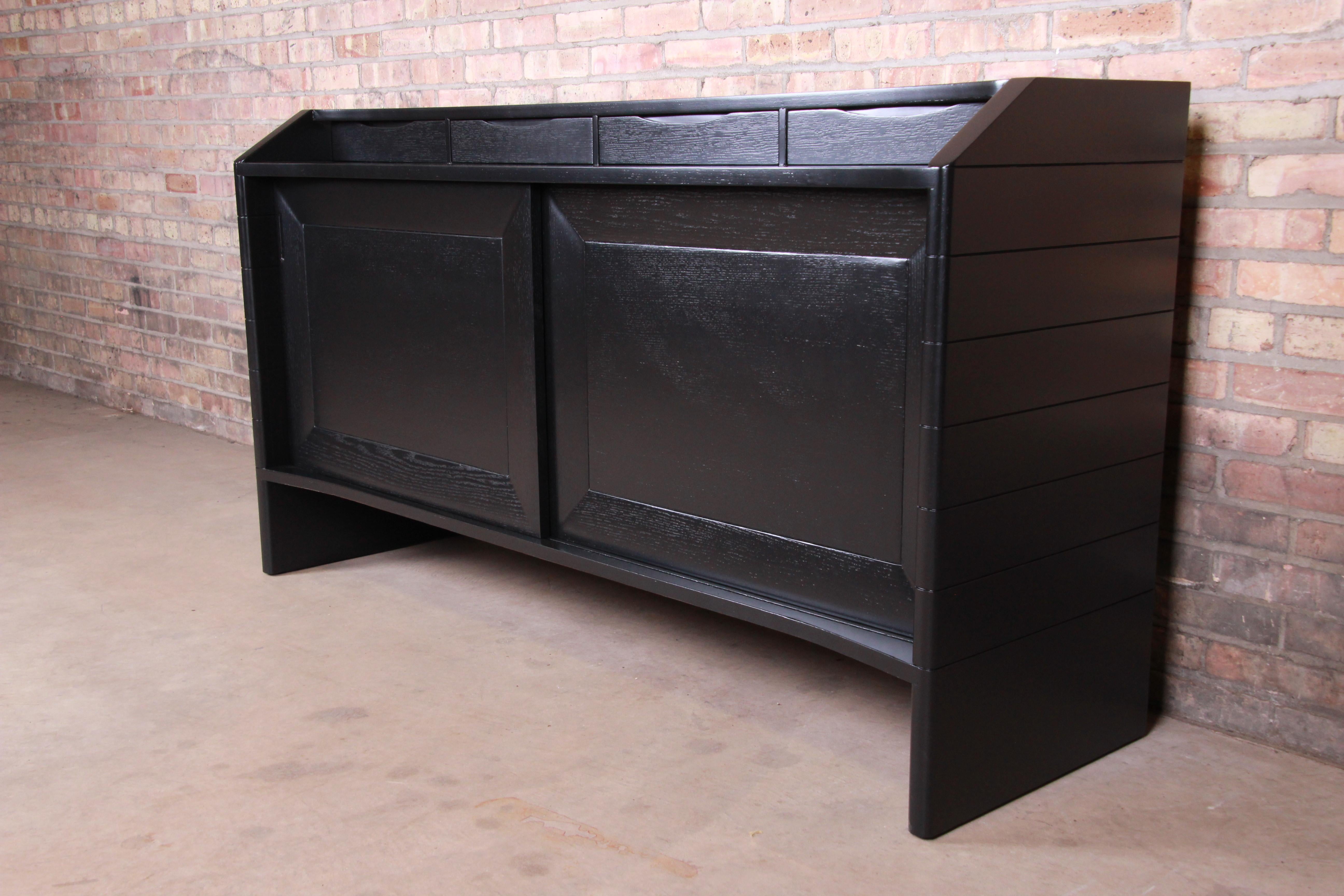 An exceptional Mid-Century Modern ebonized mahogany sideboard credenza or bar cabinet server

By Harold Schwartz for Romweber

USA, 1950s

Measures: 66.25