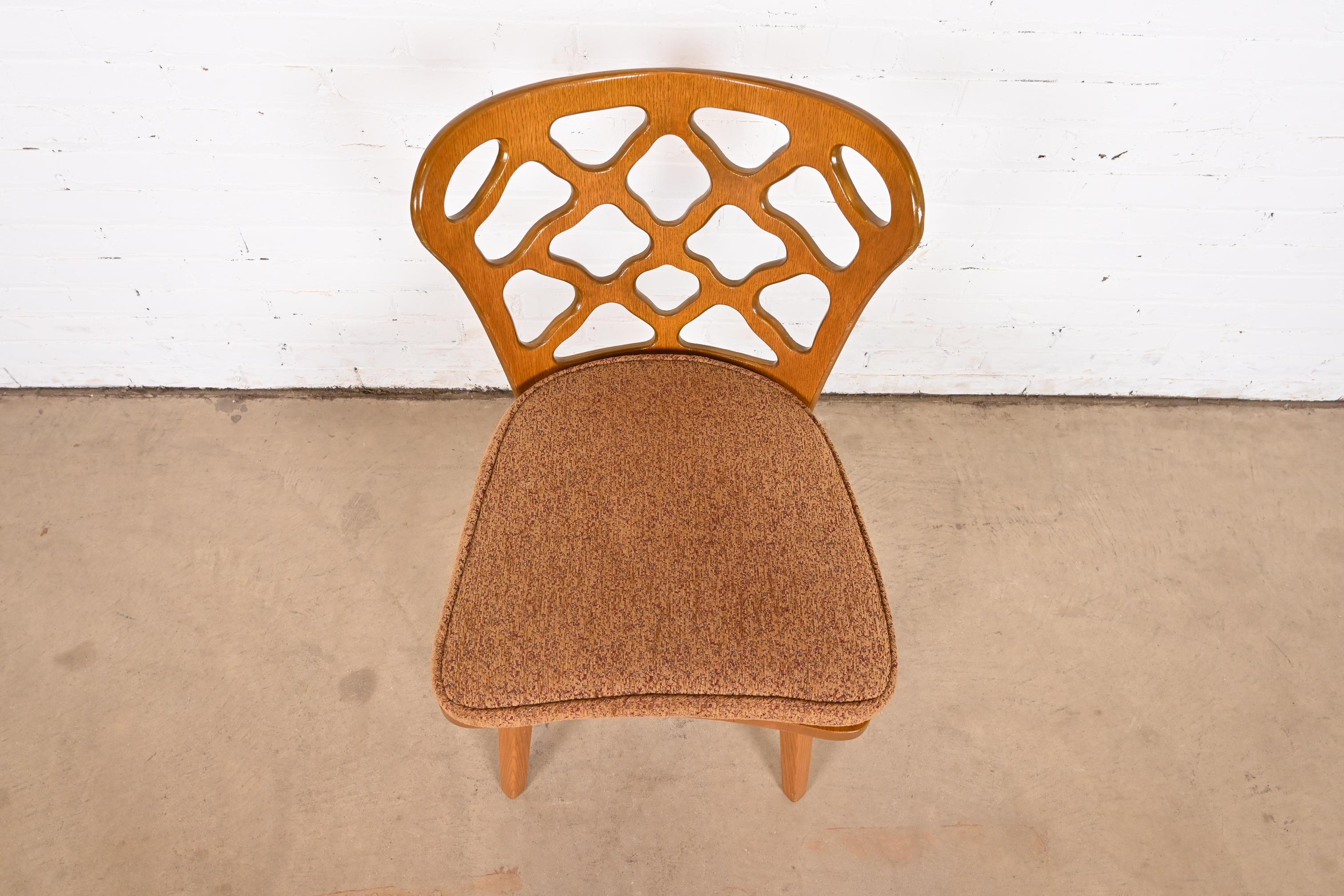 Paire de chaises d'appoint en chêne sculpté mi-siècle moderne, Harold Schwartz pour Romweber en vente 5