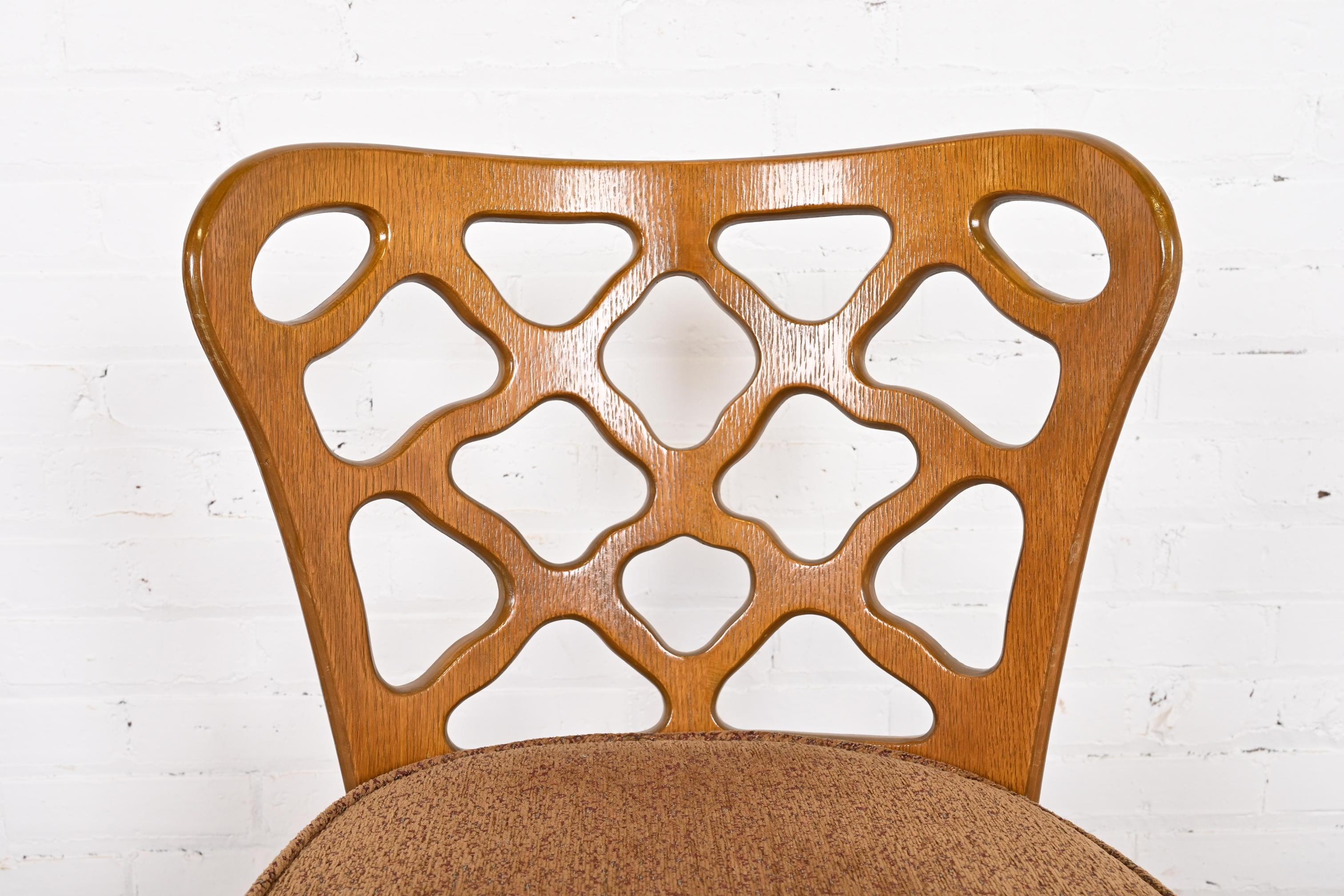 Paire de chaises d'appoint en chêne sculpté mi-siècle moderne, Harold Schwartz pour Romweber en vente 6