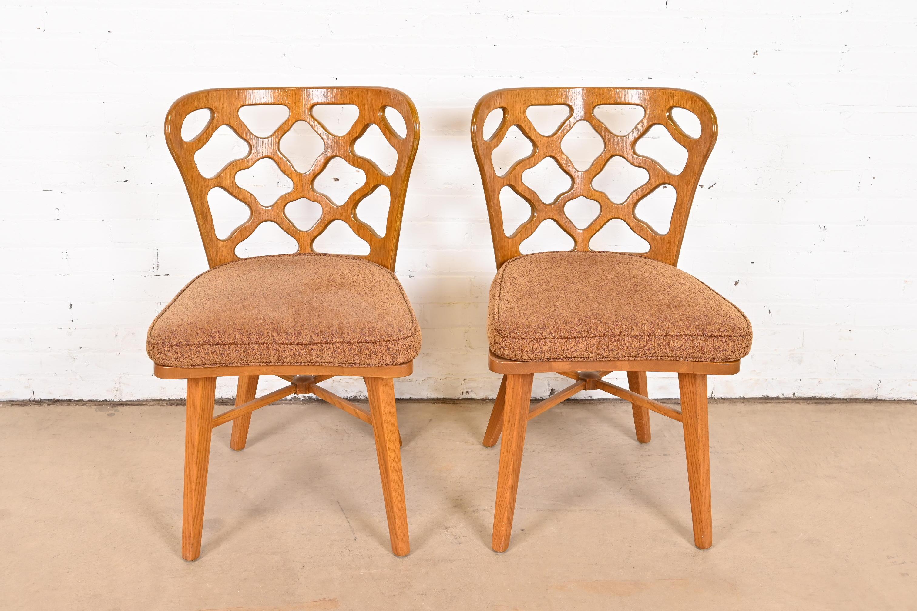 Une magnifique paire de chaises d'appoint ou de chaises de salle à manger sculpturales du milieu du siècle dernier.

Par Harold Schwartz pour Romweber

États-Unis, années 1950

Chêne sculpté, avec sièges rembourrés.

Dimensions : 19,75 