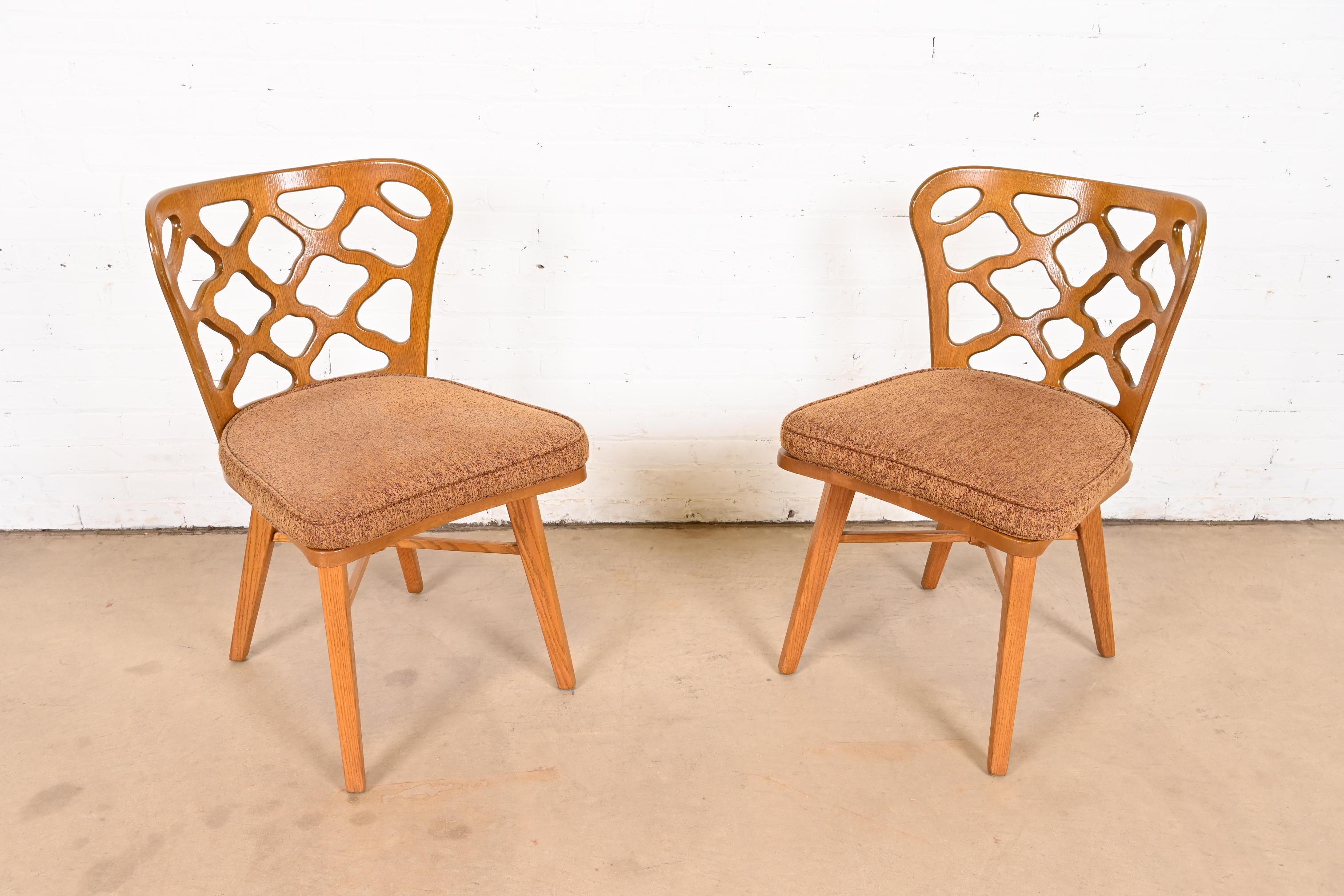 American Harold Schwartz for Romweber Mid-Century Modern Sculpted Oak Side Chairs, Pair For Sale