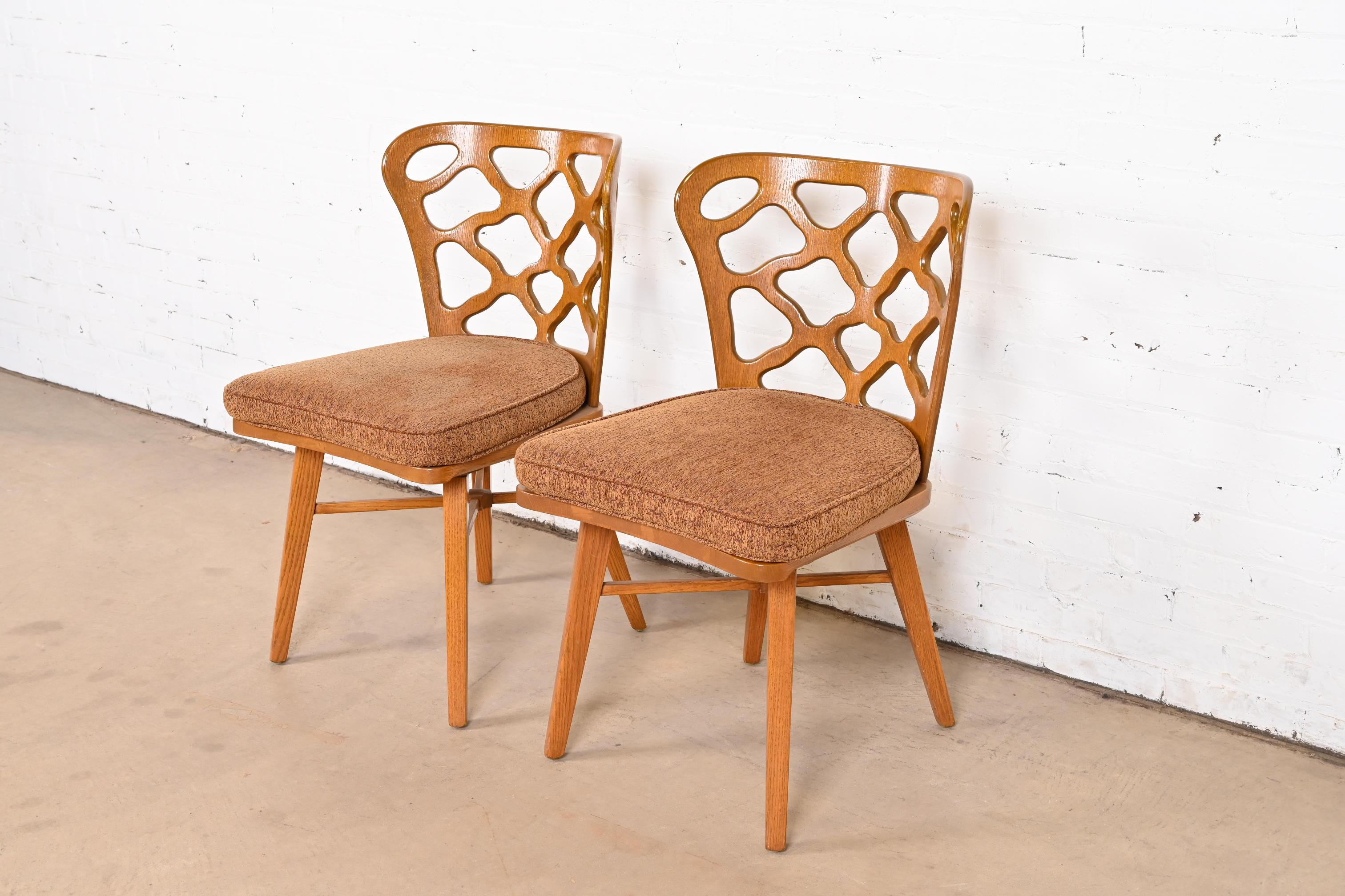 Paire de chaises d'appoint en chêne sculpté mi-siècle moderne, Harold Schwartz pour Romweber Bon état - En vente à South Bend, IN