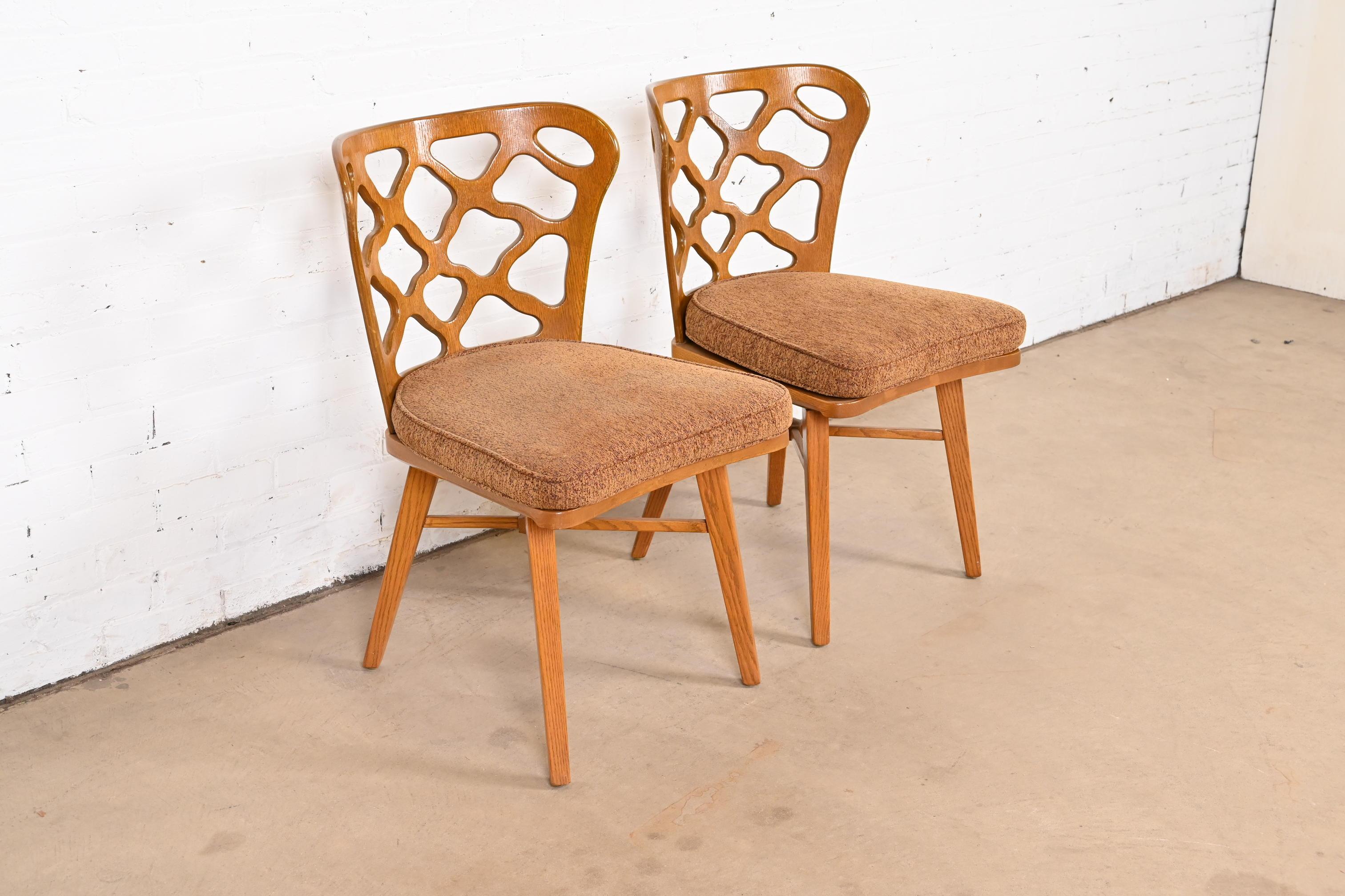 Tissu d'ameublement Paire de chaises d'appoint en chêne sculpté mi-siècle moderne, Harold Schwartz pour Romweber en vente