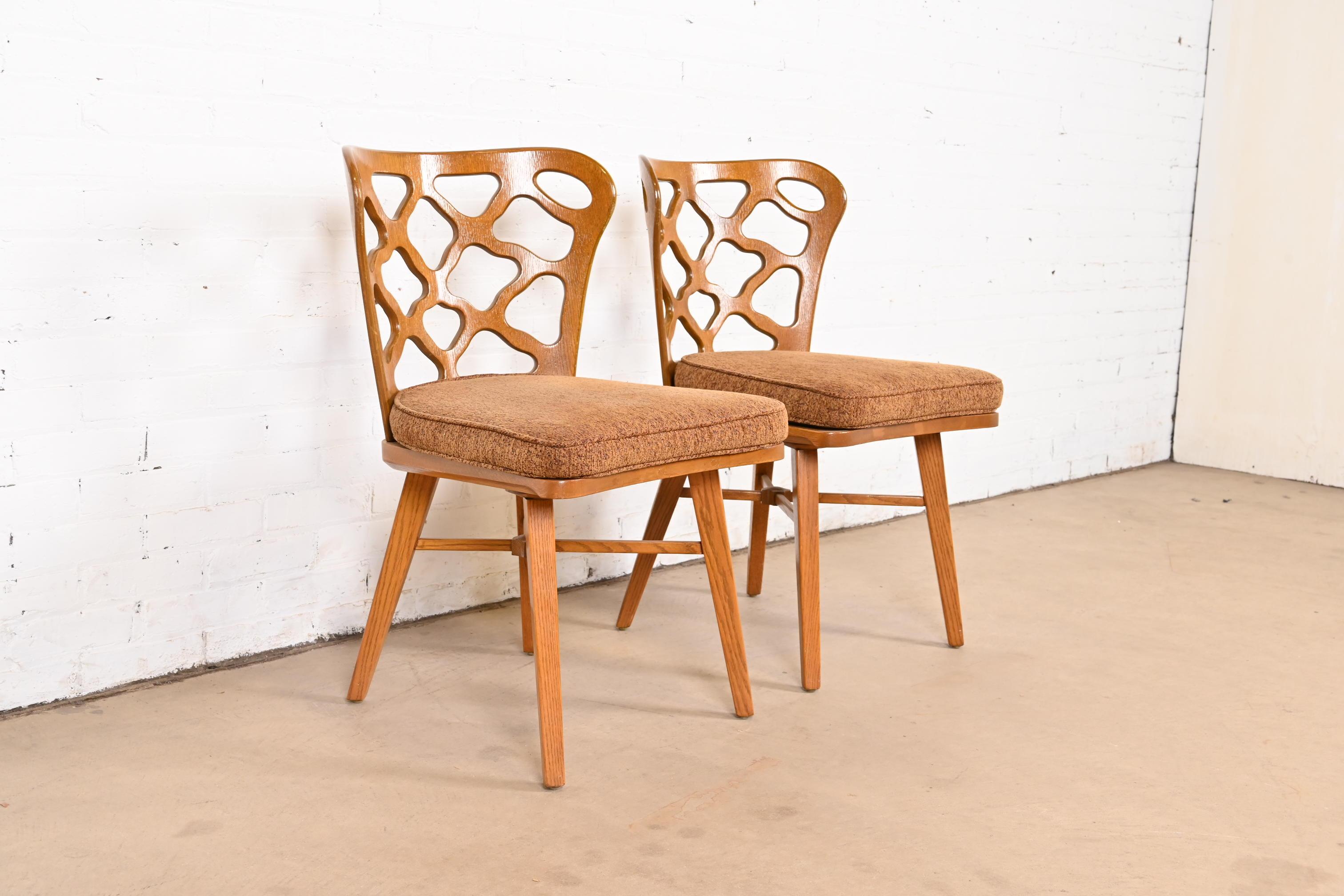 Paire de chaises d'appoint en chêne sculpté mi-siècle moderne, Harold Schwartz pour Romweber en vente 1