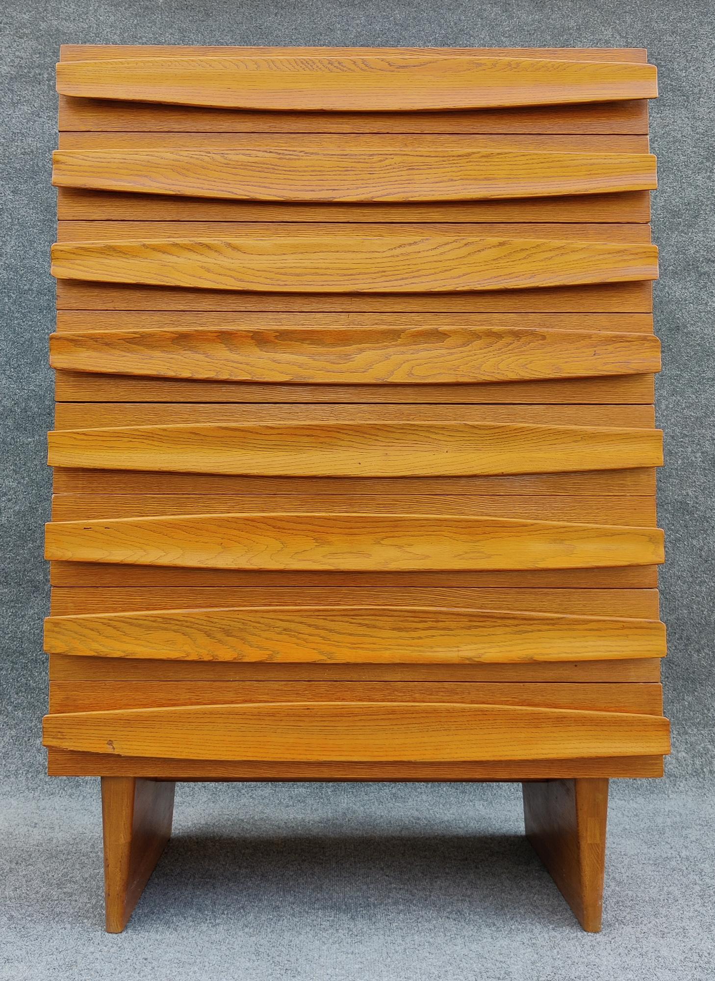 Chêne Commode haute à 8 tiroirs en chêne Harold Schwartz Romweber, sculpturale et architecturale, années 50 en vente