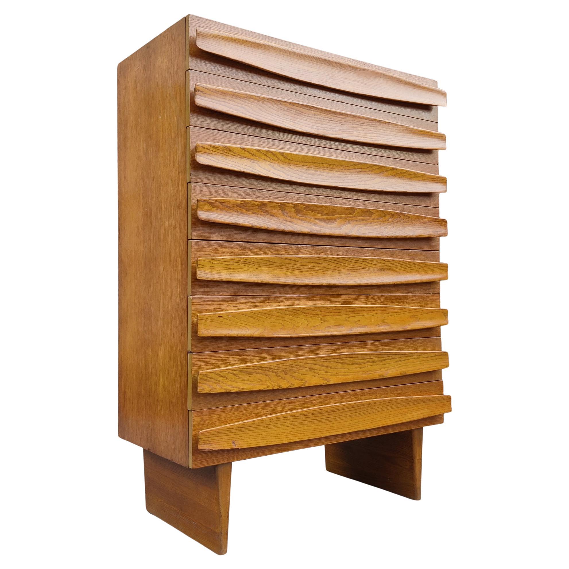 Commode haute à 8 tiroirs en chêne Harold Schwartz Romweber, sculpturale et architecturale, années 50 en vente